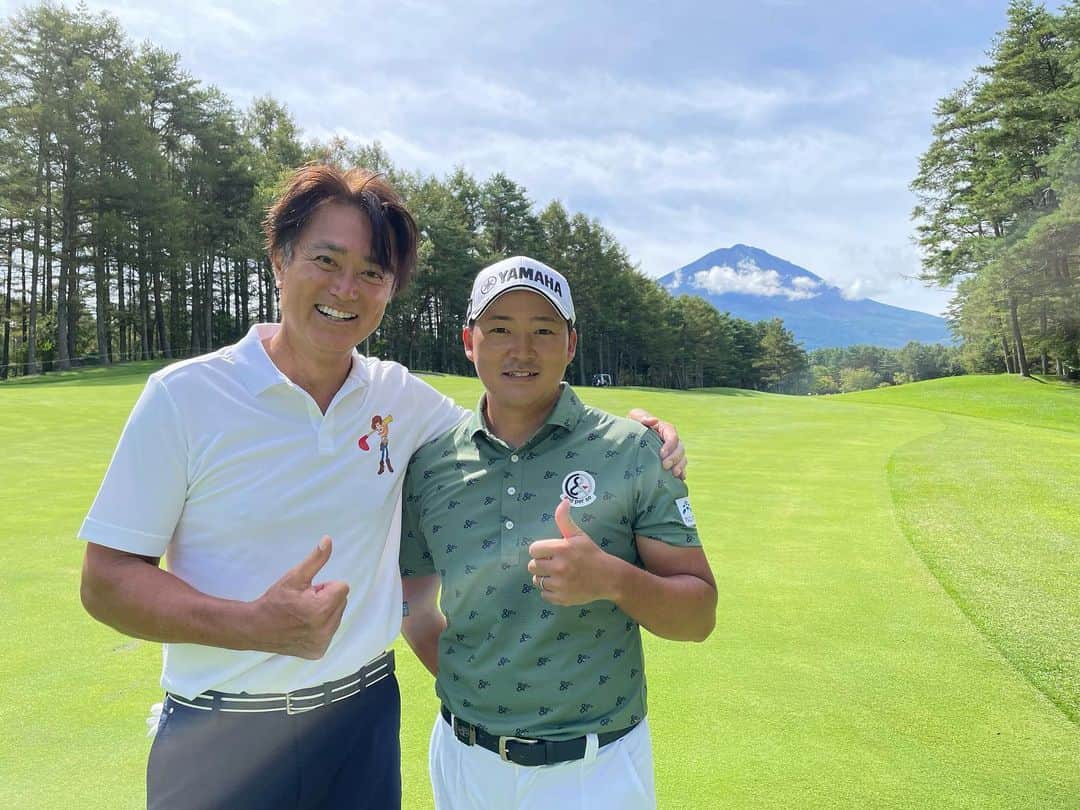 石黒賢のインスタグラム：「今日はフジサンケイクラシックのプロアマでした⛳️ スーパーナイスガイの今平周吾くんと久しぶりの再会！そしてキャディーのかしわぎさん 合間にレッスンも受けちゃいました😜 明日からの本戦も応援してるよ！👍 #今平周吾 #フジサンケイクラシックプロアマ」