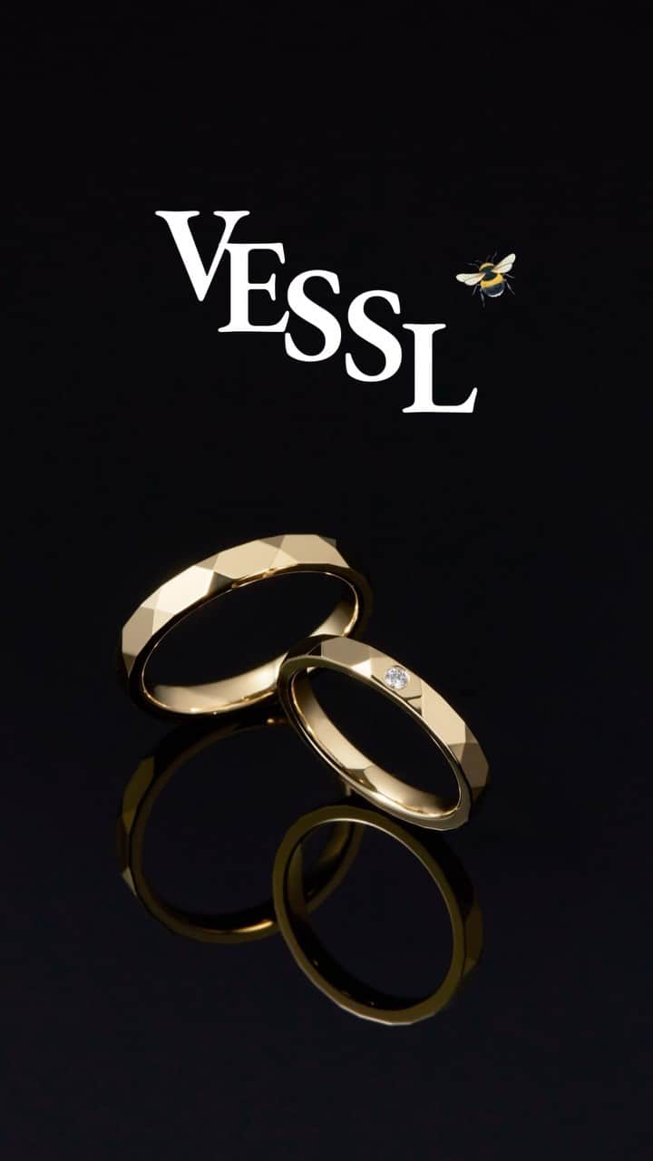 ラザール ダイヤモンド ブティック公式 | 婚約・結婚指輪のインスタグラム：「𝐕𝐄𝐒𝐒𝐄𝐋 ￣￣￣￣ ダイヤモンドをイメージしたファセットを全周に施した「ヴェッセル」 生涯一度の宝物にふさわしい エターナルなきらめきがあふれ出す。  #lazarediamond #ラザールダイヤモンド #婚約指輪 #エンゲージリング #結婚指輪 #マリッジリング #NEWYORK #NYC #ダイヤモンド #ダイヤモンドリング #ブライダルリング #ブライダルリング専門店」