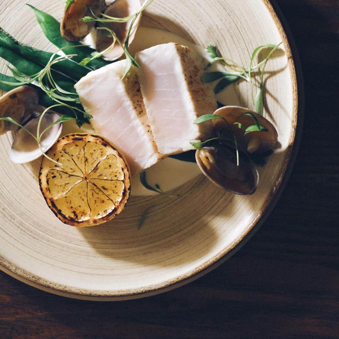 のインスタグラム：「. 〈Orby Restaurant〉 【オープニングスタッフ募集のお知らせ】  2023年11月、麻布台ヒルズに新たにレストラン「Orby（オルビー）」を併設した新店舗がオープンします。レストランのディレクションおよびヘッドシェフには、日本のナチュラルワインの名店として知られる三軒茶屋のUGUISUと西荻窪のORGANを営む紺野真氏を起用 @cafe_uguisu 。 Orbyのオープンに先駆けて、ザ・コンランショップではレストランのシェフおよびサービススタッフを募集しています。 ご興味のある方は、下記要項をご確認の上、ぜひご応募ください。  ●雇用形態 正社員・アルバイト  ●募集要員・業務内容 ①キッチンスタッフ ②ホール・サービススタッフ  ●応募資格 ① 飲食店勤務経験者 ②経験者優遇 ＊英語・中国語ができるかた歓迎  ●応募方法 履歴書および職務経歴書をご送付ください（郵送またはメール）。書類選考の上、面接させていただく方のみご連絡を差し上げておりますのであらかじめご了承ください。詳しくは、弊社ホームページの採用情報をご覧ください。応募お待ちしております。」
