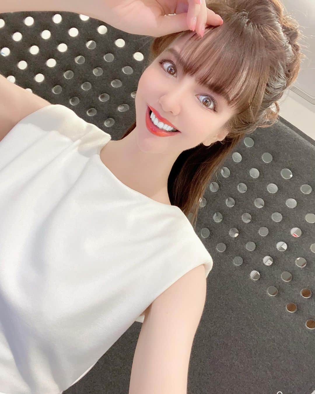 久本直美のインスタグラム：「夏の終わりにホワイトの衣装を🤍🤍🤍  秋は赤❤️が流行るみたい。 差し色に着てみよう❤️ とはいえ、まだまだ暑そう。  #衣装 #ホワイト」