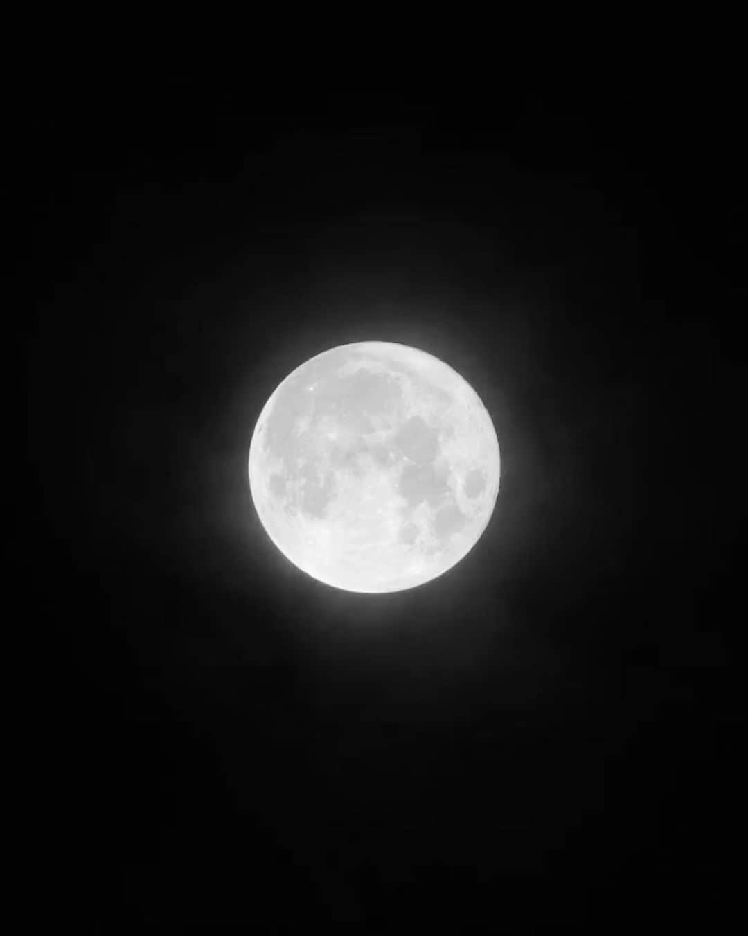 ニオミ・スマートさんのインスタグラム写真 - (ニオミ・スマートInstagram)「🌕 Tonight is the full moon. 🌕 This is the second full moon of August, making it a blue moon (you know that saying “once in a blue moon”), making this incredibly powerful. What makes this even more rare and special is that it’s a supermoon.   Symbolising change, transformation, beginnings, today is an ideal time to reflect on your own personal transformations. What are you ready to shed, and what are you ready to begin? Some people experience heightened psychic abilities and stronger manifesting opportunities.   Interestingly for me, my menstrual cycle has synced with this full moon - it meant I was about 5 days late but intuitively I could feel I was being pulled towards the moons power. Think about the moons gravitational pull on tides! I actually feel immense pride and respect for my body today.   So, tonight, I suggest we surrender to the moons light and transformational power. It’s ok if it brings up a lot of uncomfortable emotions - it’s part of the process. Know the light is at the end, and I’m feeling it all with you too!   This evening after a sunset hike I’ll be journaling, reflecting, meditating, nourishing my body with homemade food, connecting with my partner, and maybe dancing under the moonlight. It’s a magical time 🌕.」8月30日 17時13分 - niomismart