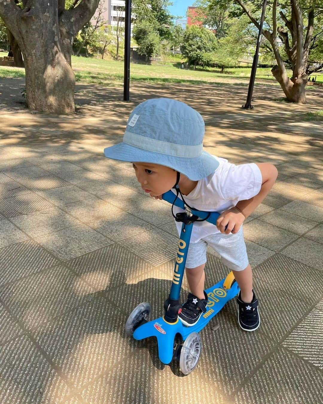 microscooters_japanのインスタグラム：「近所にある大きな公園 𖠳   道が綺麗に整備されてるから キックスクーターが気持ちよく進む👦🏻🤍 @microscooters_japan   木陰が良い休憩ポイント 𓂃𓋪◌  #マイクロスクーター  #マイクロキックボード  #マイクロミニ  #ミニ折りたたみ  #2歳児  ------------------------------------------ @yanzgramさんに⁡⁡⁡⁡⁡ #ミニマイクロ折りたたみデラックスLED　⁡⁡⁡⁡ にお乗りいただきました❤⁡⁡⁡⁡⁡ ありがとうございます☺✨⁡⁡⁡⁡⁡ ⁡⁡⁡⁡ ⁡ ▶ミニマイクロ折りたたみデラックスLED⁡⁡⁡⁡⁡ ⁡⁡⁡⁡⁡ ワンタッチで簡単に折りたたむことができるので⁡⁡⁡⁡⁡ 持ち運び、収納がとっても便利💕⁡⁡⁡⁡⁡ ⁡⁡⁡⁡⁡ 2歳からお使いいただけます👦👧⁡⁡⁡⁡⁡ ⁡⁡⁡⁡⁡ お子様本人が体重移動をすることで簡単に方向転換をすることができ⁡⁡⁡⁡⁡ 走ると光るLEDタイヤ付きで走るたびルンルンウキウキ🎵⁡⁡⁡⁡⁡ ⁡⁡⁡⁡⁡ タイヤ部分のLEDは電池、充電必要ないので⁡⁡⁡⁡⁡ とても便利です🔋🙅❕⁡⁡⁡⁡⁡ ⁡⁡⁡⁡⁡ 暗い場所でもどこにいるかすぐに分かるので⁡⁡⁡⁡⁡ 保護者の方も安心です😊⁡⁡⁡⁡⁡ ⁡⁡⁡⁡⁡ ブレーキもついているから⁡⁡⁡⁡⁡ 安心してお使いいただくことができます💛⁡⁡⁡⁡⁡ ⁡⁡⁡⁡⁡ 楽しく運動神経、バランス感覚を鍛えることができる⁡マイクロスクーターのキックボードはいかがですか？😉💛⁡⁡⁡⁡⁡ ⁡⁡⁡⁡⁡ 商品の詳細、購入、お問い合わせはプロフィールのリンクをclick👆⁡⁡⁡⁡⁡ ⁡⁡⁡⁡⁡ ⁡⁡⁡⁡⁡ ⁡ ⁡⁡⁡⁡⁡ #マイクロスクーター⁡⁡⁡⁡⁡ #マイクロキックボード⁡⁡⁡⁡⁡ #キックボード⁡⁡⁡⁡⁡ #二輪車　#三輪車⁡⁡⁡⁡⁡ #2歳 #3歳 #4歳 #5歳 #6歳⁡⁡⁡⁡⁡ #マイクロスクーター⁡⁡⁡⁡⁡ #マイクロキックボード⁡⁡⁡⁡⁡ #マイクロミニ折りたたみ⁡⁡⁡⁡⁡ #2歳 #3歳#誕生日プレゼント⁡⁡⁡⁡⁡ #プレゼント #キックボード⁡⁡⁡⁡⁡ #キックスクーター #子育て⁡⁡⁡⁡⁡ #マイクロミニ #男の子ママ⁡⁡⁡ #外遊び #週末お出かけ #夏休み」