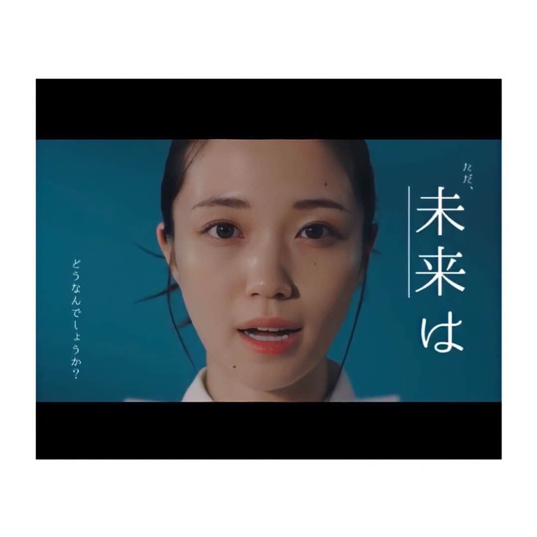 秋谷百音のインスタグラム：「【お知らせ】 適性検査「テキカク」新CM  “手紙 〜拝啓、人事担当者様〜” に出演させていただきました🕊️✉️👠  光と影を使った、スマートでミライへの希望溢れる爽やかなCMになっています！ 手紙にはまっすぐな気持ちが込められています✉️  ぜひチェックしてください！ リンク等ストーリー、ハイライトに載せますね！」