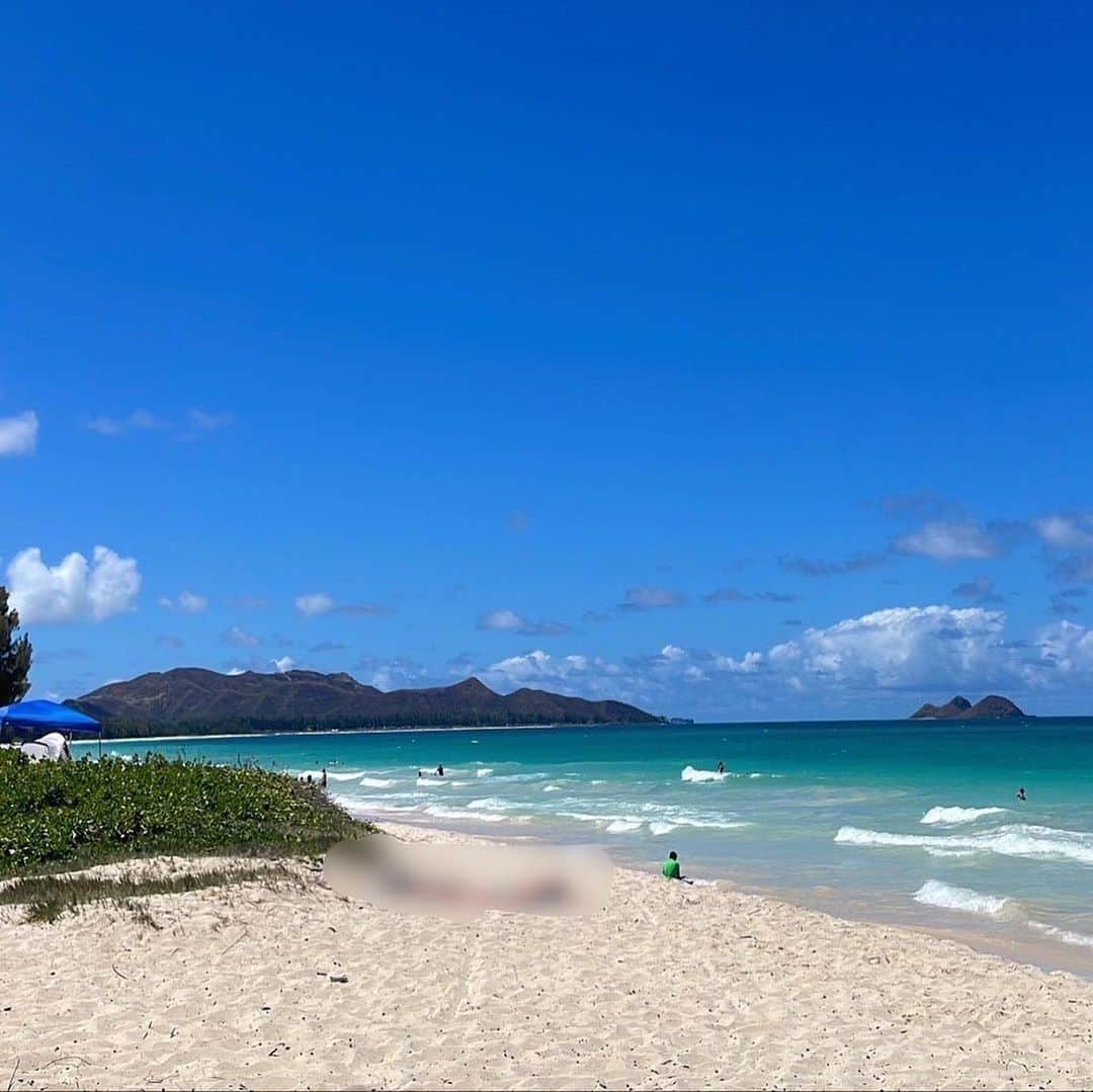 モモコさんのインスタグラム写真 - (モモコInstagram)「ハワイに行けば、ハワイの友達と必ずビーチへ🏖️ 最高の癒し❗️ 久々に海に入ってゆったり🏝️ 物価が、高すぎるから買い物じゃない日もいいねー✌🏼 娘もブギボードをずーっとしてる🌊 日本人ゼロの地元のビーチに次回もまた行くでー😆  #ハイヒールモモコ #👠 #👠🍑 #CHANEL #シャネラー #グルメ #アメブロ #YouTube #モモコ新聞  #ハワイ #娘と2人旅 #ビーチ #最高の癒し #ブギボード」8月30日 17時25分 - highheel_momoko