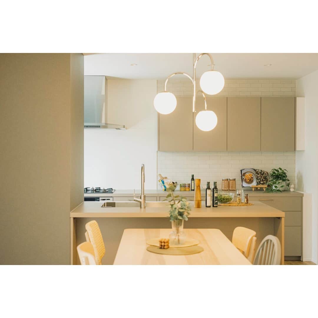 有限会社 稲葉製材住宅のインスタグラム：「【GRAFTEKT×IKEA】  キッチン：GRAFTEKT 照明：IKEA 家具：IKEA  #リノベーション#グラフテクト#IKEA#モデルルーム#中古住宅#北欧#ナチュラル#おしゃれ#かっこいい#自然と繋がった家#木のある暮らし#木の家#自然素材#家づくり#マイホーム計画 #楽しい暮らし#自然と暮らす#暮らし#家#注文住宅#戸建て#熊本#玉名#山鹿#工務店#ハウスメーカー#稲葉製材住宅#イナバ#イナバの家#sdgs  〜〜〜〜〜〜〜〜〜〜〜〜〜〜〜〜〜〜  【熊本の暮らしに寄り添った工務店】 熊本県北を中心に新築、リノベーションを手掛ける工務店です。 家を建てることがゴールではなく、家を建てたあとの暮らしにフォーカス。 一人ひとりが楽しい暮らしを送れる家をご提案することが重要だと考えます。 素材にもこだわり、県産材を使用したりと人と自然に配慮した熊本らしい家づくりをご提案します。」