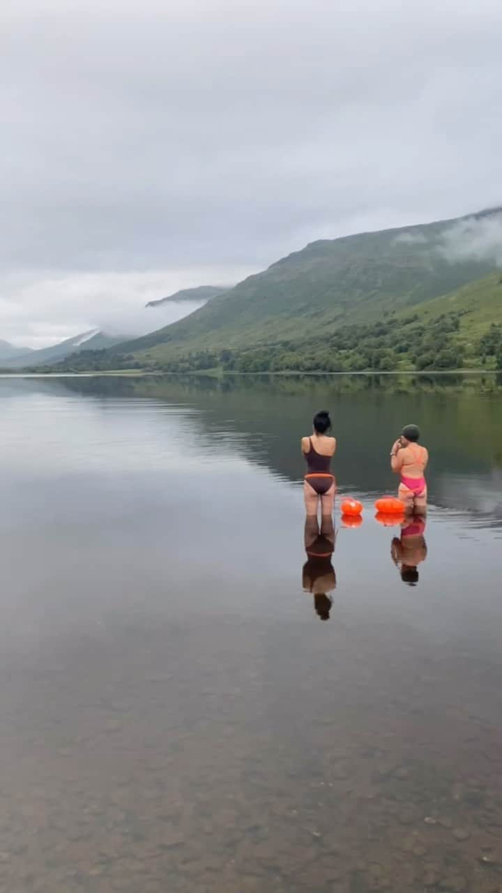 レイチェルロイのインスタグラム：「Discovered Cold Swimming in Scotland 🤍 3 Benefits: 1- 2 min 3x’s a week fights depression & realigns the immune system  2- Reduces Inflammation  3- Burns Calories  Anything under about 55 degrees is considered cold swimming. Learn from an expert as I did, thank you dear Ms McArther! @gillymcarthur 🩱❄️  #Scotland #ColdSwim #Loch #AweeSwim #JustdoIt #RachelRoy」