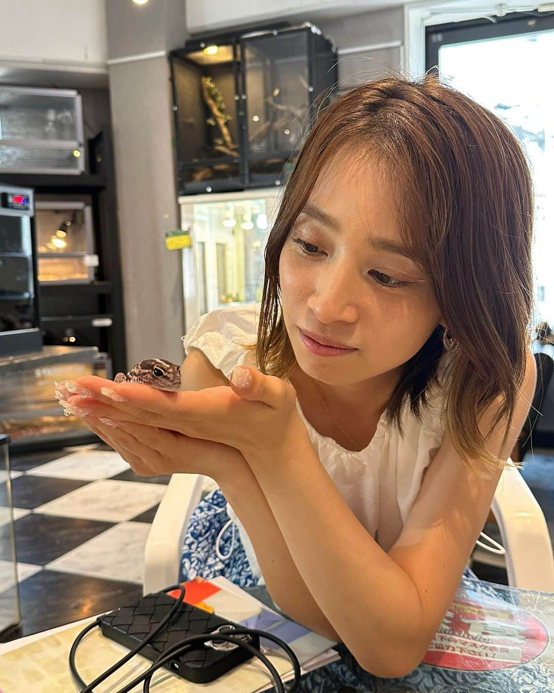 瀧本芹奈さんのインスタグラム写真 - (瀧本芹奈Instagram)「🦎🐍  行ってみたかった爬虫類カフェ🫶🏻  昔は怖い🙄ってイメージだったけど ロアくんがうちに来てから 動物全般、生き物も大好きに♡♡ でも蛇さん🐍のキングくんはまだ怖かった🥹 トカゲのケンバンちゃん🦎は手の中で寝てくれて可愛すぎた！  着いてきてくれる人もレアだけど、 いつもいろんなしたいこと叶えてくれて有難う🫶🏻 私より余裕で手なづけてて凄い❣ってなった🙄 @179_m.a.n.a   #爬虫類 #爬虫類カフェ」8月30日 8時40分 - serina_takimoto