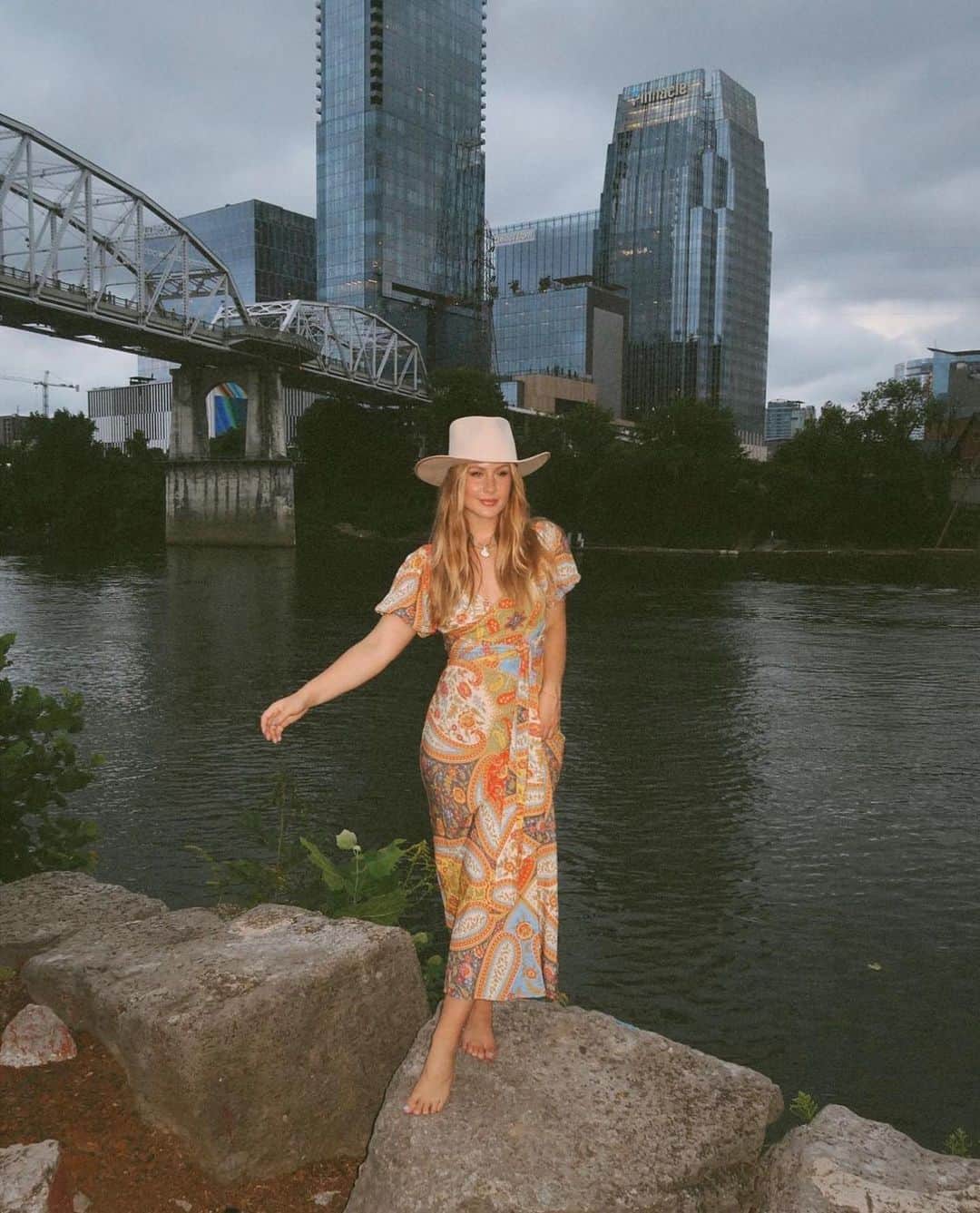 SPELLさんのインスタグラム写真 - (SPELLInstagram)「City nights with @lisamarieprang in our Belladonna Sweetheart Dress ~ the shape you just can’t get enough of 🏙️」8月30日 8時45分 - spell