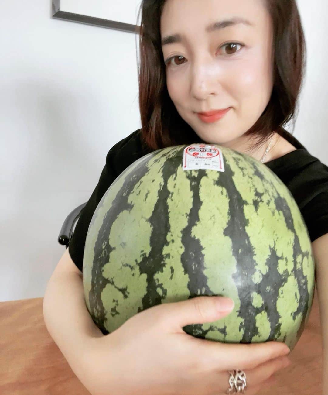 牧山純子のインスタグラム：「6月から始まった私のお取り寄せ🍉生活もそろそろ締め。今回は山形の尾花沢スイカ。  今年の猛暑でお取り寄せ回数も過去1番に。おかげさまで夏バテをせず過ごすことができました！ また来年も日本全国のスイカをいただくのを楽しみです！！  #スイカ #すいか #watermelon #お取り寄せ #夏バテ防止 #今年のスイカは甘い #🍉 #尾花沢スイカ」