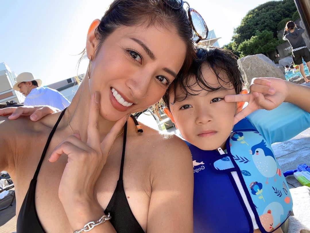 谷澤杏奈のインスタグラム：「👦🏻  毎年来てたから、今年も無事連れて来れて 本当によかったぁー👙💓  来年は、もっと泳げるようになってるかな？  私が泳げないから1人で2人を見るのは 本当に過酷すぎるんよね😂笑  .」