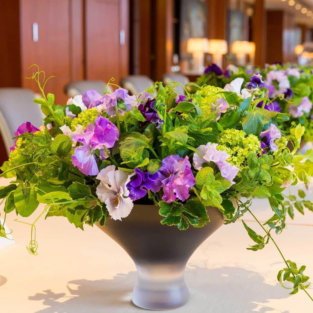 Park Hyatt Tokyo / パーク ハイアット東京さんのインスタグラム写真 - (Park Hyatt Tokyo / パーク ハイアット東京Instagram)「Flowers add extra color, texture, and scents to your special wedding day.   ホテル専属フラワーデザイナーが、おふたりのために創り上げる披露宴のテーブルコーディネート。  9月3日（日）開催のウェディングフェアで、ぜひ美しい花々に彩られた会場をご覧ください。  Share your own images with us by tagging @parkhyatttokyo  ————————————————————— #parkhyatttokyo #parkhyatt #hyatt #luxuryispersonal #parkhyatttokyowedding #wedding #weddingflowers #flowerarrangement #timelesslove #パークハイアット東京 #ウェディングフラワー #テーブル装花 #パークハイアット東京ウエディング #ウエディング #ブライダル #結婚式 #披露宴 #パークの花嫁 @parkhyatttokyowedding  @geometricgreen_wedding  @yuji_kobayashi_」8月30日 9時00分 - parkhyatttokyo
