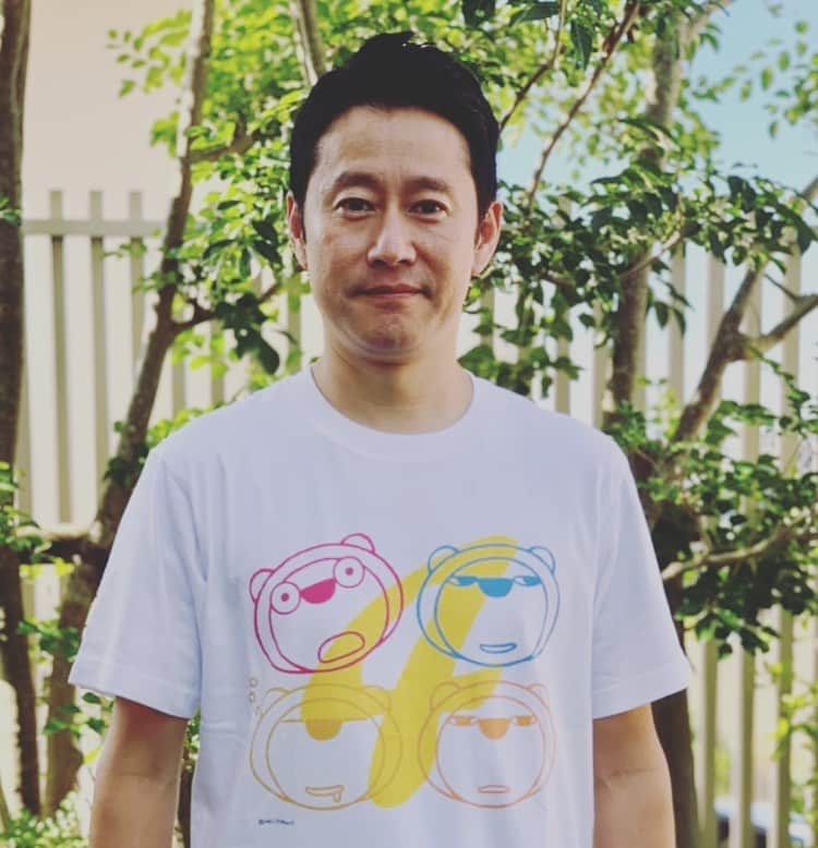 河田直也のインスタグラム：「ユニクロとらいよんチャンのコラボTシャツ、数量限定で発売中！ユニクロOSAKA店、LINKS UMEDA店、あべのキューズモール店での販売です。店舗によってはすで売り切れている可能性があります💦ご了承ください🙏🏻 #よんチャンtv #らいよんチャン #らいよんチャン20周年おめでとう #ユニクロコラボtシャツ」