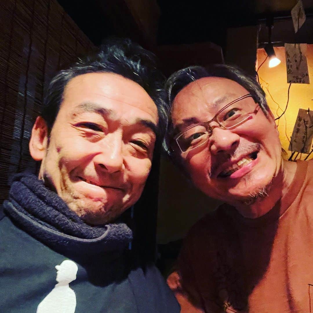 松尾貴史さんのインスタグラム写真 - (松尾貴史Instagram)「PARCO劇場「桜の園」東京公演、昨日無事に千穐樂まで走り抜けることができました。たくさんの皆様のご来場、ご観劇、まことに有難うございます。今週から月末にかけて、宮城・広島・愛知・大阪・高知・福岡の公演に参ります。皆様のお越しをお待ち申し上げます！  劇場近くの居酒屋で私的にこぢんまり打ち上げ風に乾杯した後、下北沢の雑居ビルの小さなバーで軽く一杯のつもりが、久しぶりの吹越満さんに遭遇、積もる話もありついつい話し込みました。  すこぶる楽しゅうございました。  #桜の園 #parco劇場 ##吹越満 #松尾貴史」8月30日 9時01分 - kitsch.matsuo