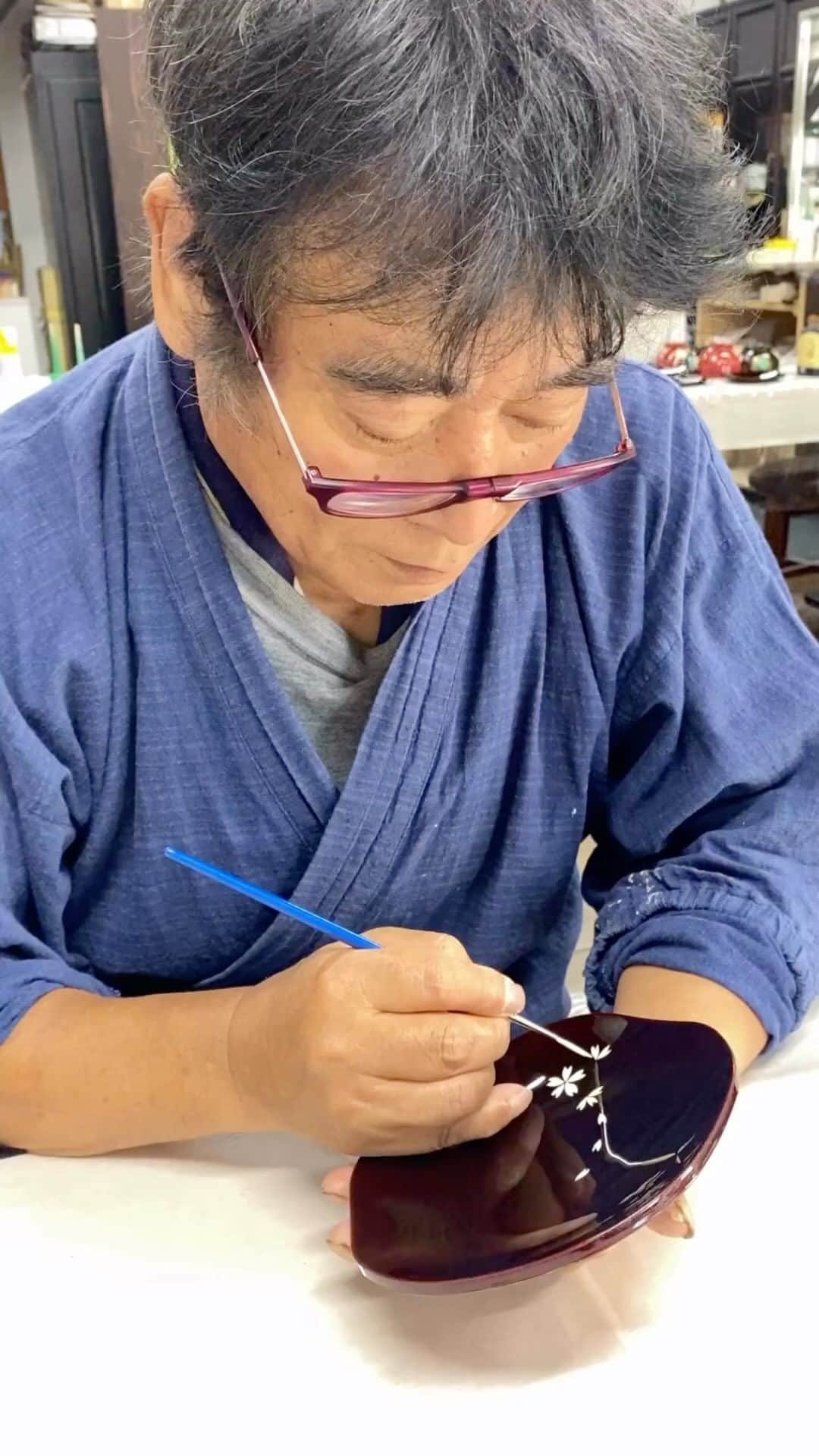 Rediscover Fukushimaのインスタグラム：「Thank you for joining us live last week from Suzuzen in Aizu-Wakamatsu City! 🖌️🎨  This is the Makie Painting experience, in which you can decorate your own Aizu lacquerware item and take it home. Although perhaps the best part of this experience is learning from professional artisans and watching them at work! 🤩  Even if you are not too confident in your drawing skills, you can still stamp either Japanese maple tree leaves or other stencils. It is so relaxing and fun! 🥰  If you are interested in trying this next time you are in Aizu-Wakamatsu City, be sure to save this reel! 🏯🔖 You can find more information about booking it in our stories.  #visitfukushima #fukushima #aizuwakamatsu #aizu #aizulacquerware #makie #lacquerware #lacquerwarepainting #suzuzen #experiencesinjapan #visitjapanjp #japantravel #東北pr局 #visitjapanau #visitjapanus #visitjapan_uk #tohoku #japanese #japanesecrafts #japanesecraftsmanship #会津若松 #鈴善漆器店 #蒔絵 #蒔絵体験」