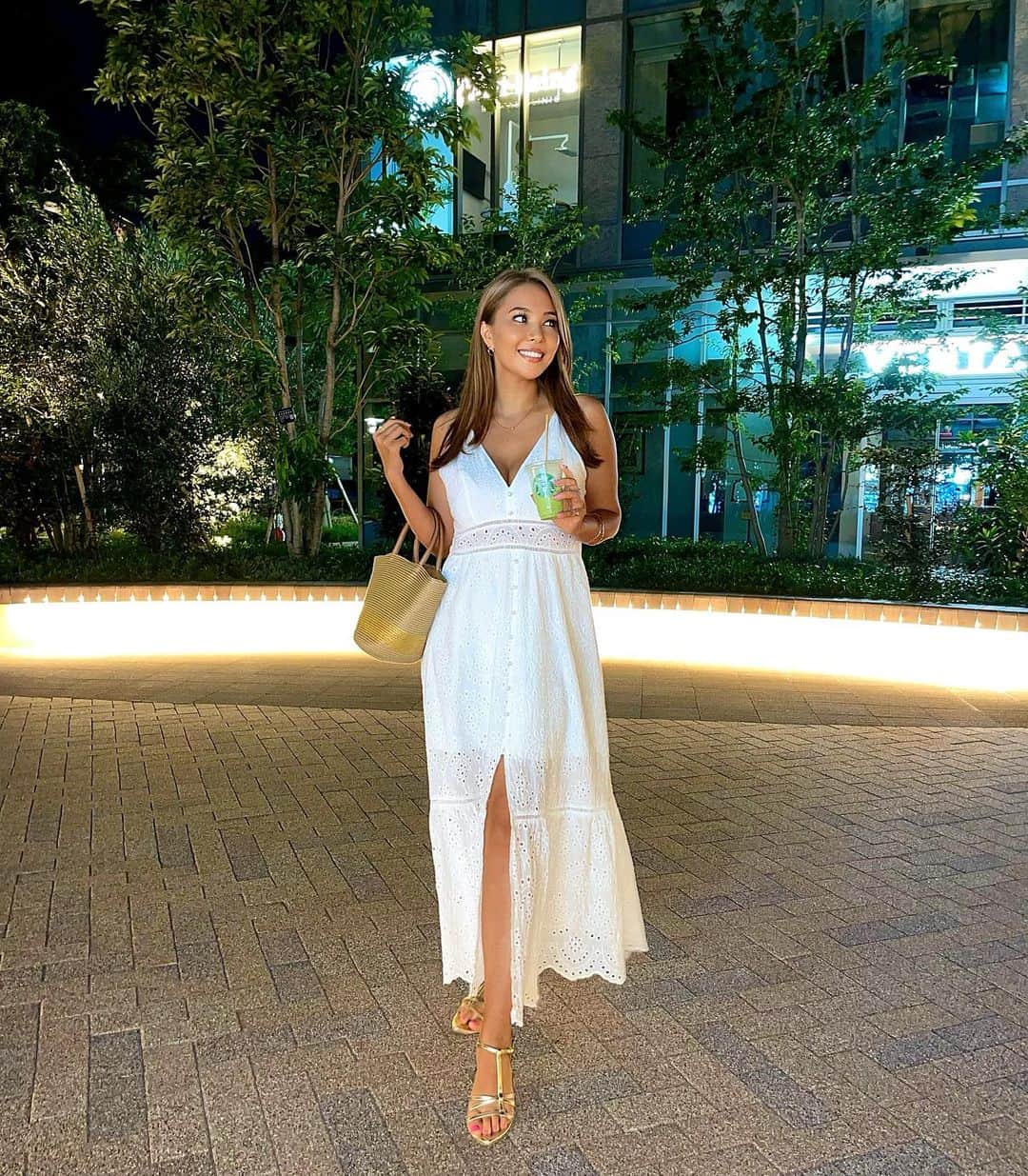 エリカ・セイラさんのインスタグラム写真 - (エリカ・セイラInstagram)「海外セレブファッション通販の @_topsecret_ 🤍 この白いコットンのマキシワンピは、着てると色んな人に褒めてもらえるから、嬉しい🤍  かわいくてゴージャスなお洋服やアイテムが沢山あるから、チェックしてみてね🤍  #インフルエンサー #海外ファッション #スタバ #ラテ肌 #ラテ肌ガール #日焼け女子 #黒肌女子 #ワンピースコーデ #フィットネス #フィットネス女子 #トレーニング女子 #ヘルシー #ダイエット #ボディメイク #夏コーデ #starbuckslover #starbucksaddict #summerfashion #resortwear #beachgirl #beachvibes #fitnessmotivation #workoutmotivation #fitnessgirl #港区カフェ #港区ディナー #ファッションコーデ #matcha #matchalatte #matchalover」8月30日 9時26分 - erica_sarah_