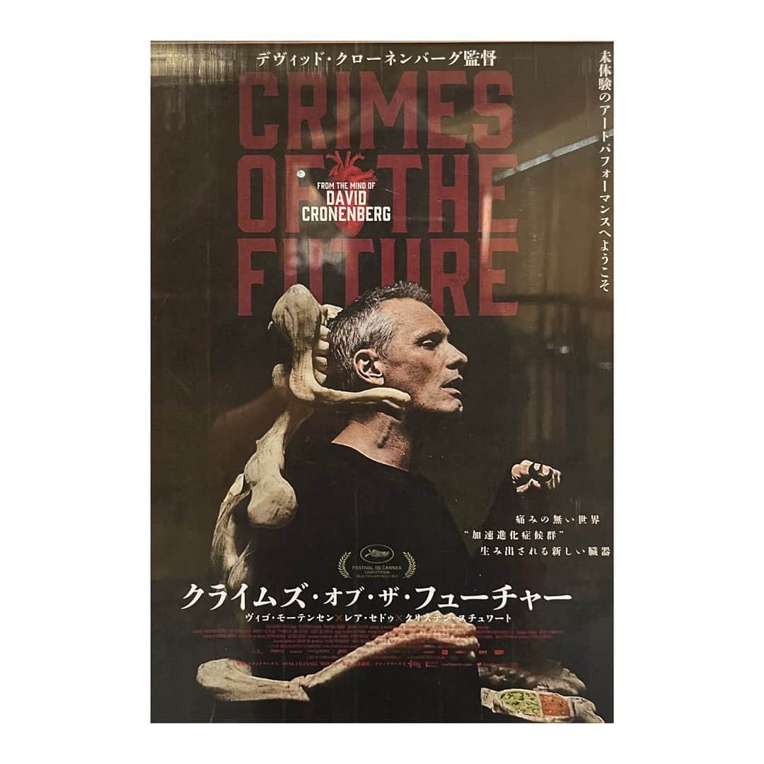 のインスタグラム：「#映画鑑賞  『クライムズ・オブ・ザ・フューチャー』 デヴィッド・クローネンバーグ監督  『クラッシュ』を観て以来、生理的に受け付けられなくなったクローネンバーグ作品。27年振りに、えいやーっ！と鑑賞。  荒んだように見える世界に蔓延するグロとエロの融合。感覚器官（五感）を必要とせず、痛みを＂快楽＂に変えて興奮を得る、進化形人類が息づく複雑怪奇な映画だった。  求め過ぎる人間の＂進化＂は＂退化＂に通じ、 行き過ぎる＂過激さ＂の先に待ち受けるのは人間の＂陰り＂である、と今作から解釈。  映画で描かれた世界を虚しいと感じるアナログな自分はいずれ淘汰されるのだろうか。  人間であることの歓喜を大事にしたいものだ。  ※『ザ・フライ』『ビデオドローム』『スキャナーズ』『裸のランチ』鑑賞済  #クライムズオブザフューチャー #デヴィッドクローネンバーグ監督 #黒沢あすか」