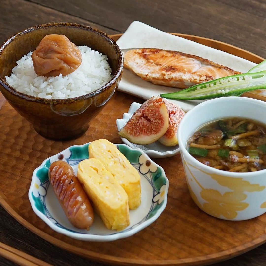 hirokoさんのインスタグラム写真 - (hirokoInstagram)「🌱2023.8.30（水）☀️ ✽.｡.:*・ﾟ #いつもの朝ごはん ⁡ 今朝は#和朝食 「ザ！定番」の朝ごはんだよね〜 ⁡ menu📝 ▪︎ ごはん #とろ梅干し ▪︎ なめこの味噌汁 ▪︎ 塩鮭（茹でオクラ） ▪︎ たまご焼き・シャウエッセン ▪︎ フルーツ （イチジク） ⁡ ⁡ ごはんの上にのってる梅干しは... 和香山水さん @wakasansui の 『とろ梅干し』 ⁡ 南高梅のA級3Lの大きな梅のみを使用 外側の皮が薄く果肉がたっぷりの梅干し 『とろ梅干し』名の通り 口の中でとろけてしまうほど柔らかいの〜 ⁡ そして「酸っぱ！😖」 ってなる梅干しじゃないから 酸っぱい梅干しが苦手💦  なんて人でも食べやすい梅干ですよ〜 ⁡ とろ梅干しと納豆を混ぜ混ぜするのが好き 今朝は残念... 納豆が冷蔵庫に無かった💦 ⁡ ⁡ 贈り物にもおすすめな梅干し 4枚目画像は「kishu-no-Ume 450g」  『とろ梅干し』和香山水でチェックしてみて 💁‍♀️▷▶︎▷ @wakasansui ⁡ ⁡ ⁡ .........The end 🍚🥢 #和香山水 #kishunoume #梅干し #お取り寄せ #お取り寄せグルメ #お歳暮 #hiroponの朝ごはん #朝ごはん #朝時間 #朝食 #breakfast #おうちごはん #おうちごはん通信 #おうちごはんLover #おうち時間  #フーディーテーブル #マカロニメイト #デリミア #バランスの良い食事 #和食 #和食ごはん #snapdish #locari_kitche #macaroni #lin_stagrammer ・」8月30日 9時31分 - hiropon0201