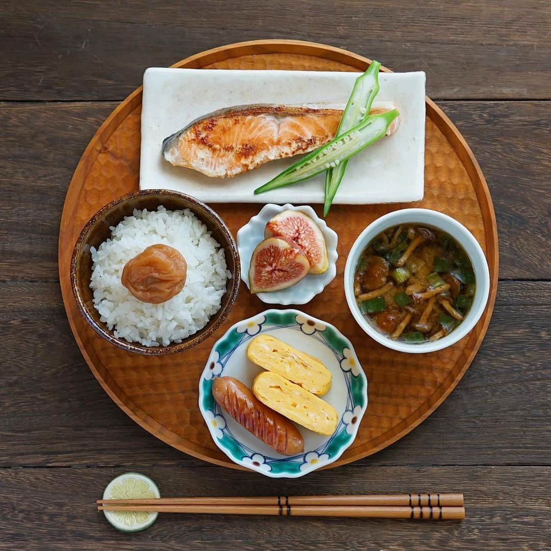 hirokoさんのインスタグラム写真 - (hirokoInstagram)「🌱2023.8.30（水）☀️ ✽.｡.:*・ﾟ #いつもの朝ごはん ⁡ 今朝は#和朝食 「ザ！定番」の朝ごはんだよね〜 ⁡ menu📝 ▪︎ ごはん #とろ梅干し ▪︎ なめこの味噌汁 ▪︎ 塩鮭（茹でオクラ） ▪︎ たまご焼き・シャウエッセン ▪︎ フルーツ （イチジク） ⁡ ⁡ ごはんの上にのってる梅干しは... 和香山水さん @wakasansui の 『とろ梅干し』 ⁡ 南高梅のA級3Lの大きな梅のみを使用 外側の皮が薄く果肉がたっぷりの梅干し 『とろ梅干し』名の通り 口の中でとろけてしまうほど柔らかいの〜 ⁡ そして「酸っぱ！😖」 ってなる梅干しじゃないから 酸っぱい梅干しが苦手💦  なんて人でも食べやすい梅干ですよ〜 ⁡ とろ梅干しと納豆を混ぜ混ぜするのが好き 今朝は残念... 納豆が冷蔵庫に無かった💦 ⁡ ⁡ 贈り物にもおすすめな梅干し 4枚目画像は「kishu-no-Ume 450g」  『とろ梅干し』和香山水でチェックしてみて 💁‍♀️▷▶︎▷ @wakasansui ⁡ ⁡ ⁡ .........The end 🍚🥢 #和香山水 #kishunoume #梅干し #お取り寄せ #お取り寄せグルメ #お歳暮 #hiroponの朝ごはん #朝ごはん #朝時間 #朝食 #breakfast #おうちごはん #おうちごはん通信 #おうちごはんLover #おうち時間  #フーディーテーブル #マカロニメイト #デリミア #バランスの良い食事 #和食 #和食ごはん #snapdish #locari_kitche #macaroni #lin_stagrammer ・」8月30日 9時31分 - hiropon0201