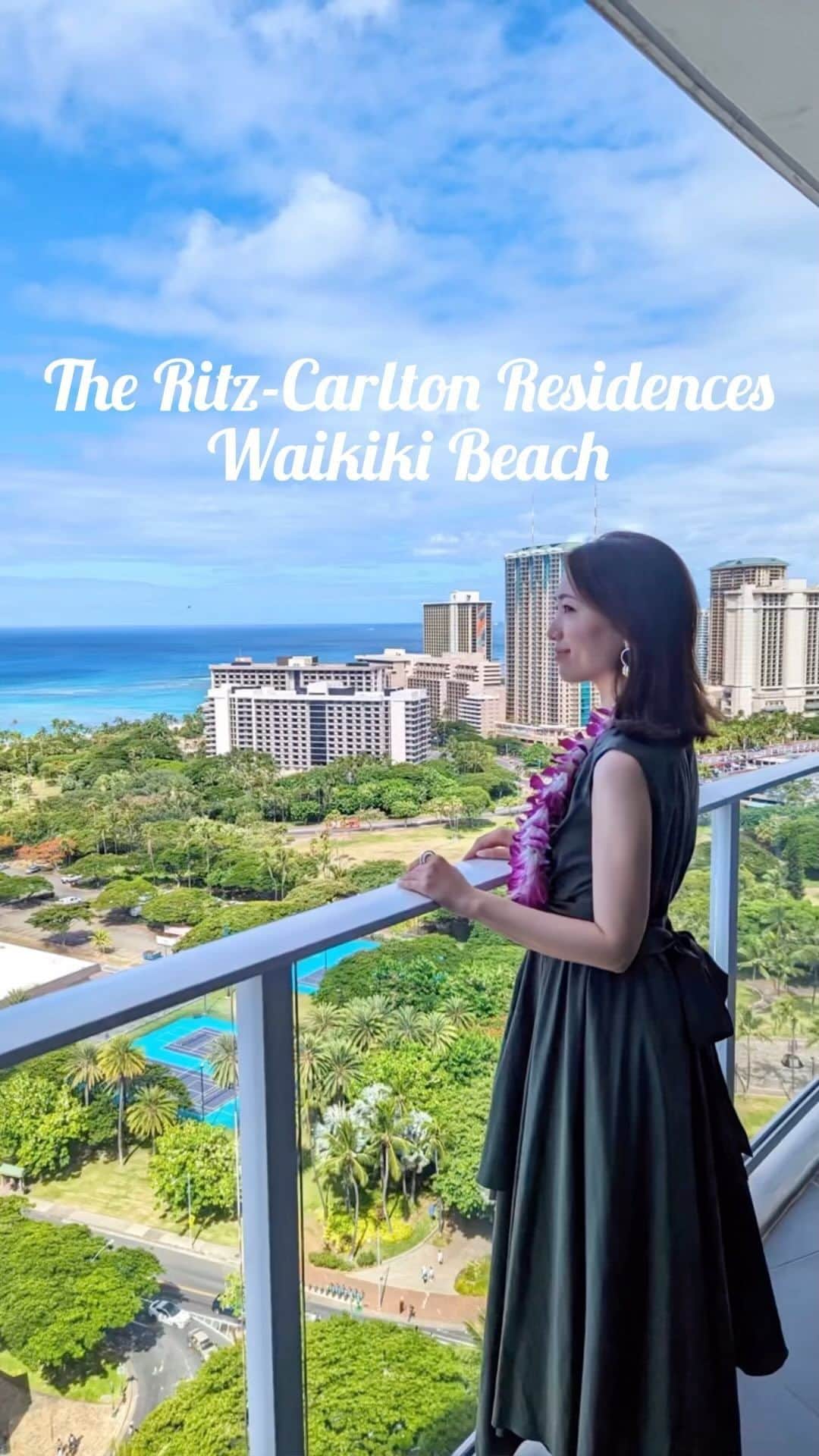 安岡あゆみのインスタグラム：「. The Ritz-Carlton Residences Waikiki Beach ワイキキではリッツカールトンレジデンスに4泊しました🏝️ 角部屋なので全面オーシャンビュー🌊 キッチンや洗濯機、乾燥機などの住宅設備が備わっているレジデンス型なので、暮らすようにホテルライフを楽しめます。（Netflixも見れるよ📺） アメニティがdiptyqueなのも最高〜🤍 2ベッドルームだったのですが、毎度夫は広い方のお部屋を譲ってくれます😂優男🫰🏻 プールサイドで食べたハンバーガーはモッツラレラチーズのフライ入り🧀絶品でした🍔 . . #hawaii #hawaiitrip #honolulu #ritzcarlton #ritzcarltonwaikiki #waikiki #honolulu #roomtour #ocenview #diptyque #ayumi_y_travel #ハワイ #ハワイ旅行 #ホノルル #リッツカールトンワイキキ #リッツカールトン #ワイキキ #ハワイホテル #ディプティック #ルームツアー #ルームツアー動画 #オーシャンビュー」