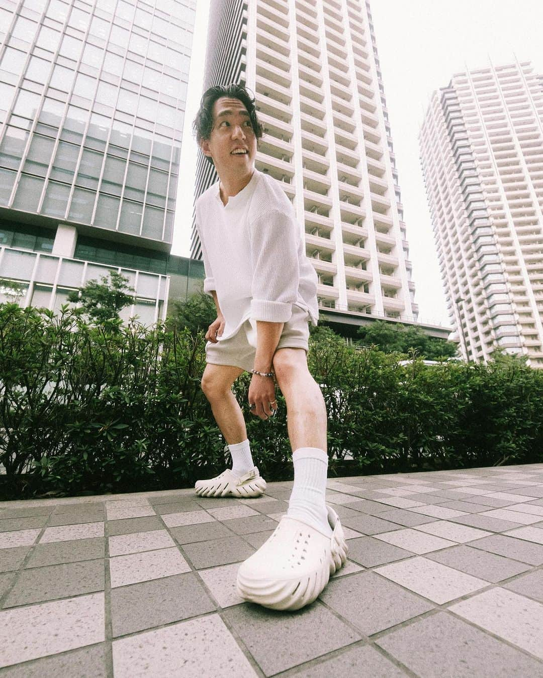 クロックス（crocs）さんのインスタグラム写真 - (クロックス（crocs）Instagram)「💚 「毎日自分らしく楽しく笑顔で生きる！」  - のぶ ( @aki._.ubon )  クロックスでは『自分らしさ (Come As You Are)』をテーマにみんなの #クロックスコーデ をご紹介してます🌈  @crocsjp から動画も見てみてね👀  #クロックス #ジビッツ #ストリートスナップ #tokyostreetsnap #crocsstylesnap」8月30日 9時41分 - crocsjp