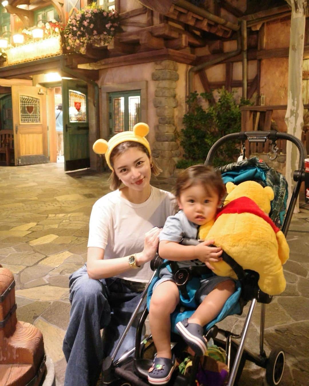 のインスタグラム：「ナイトパスで行ってきたよ🎠💕 5つもアトラクションに乗れて大満足✨ ピヨくんプーさんのぬいぐるみが気に入ったみたいで 私もプールックスしてみた🍯 どちらかがブレてタイミングが合わない日w」