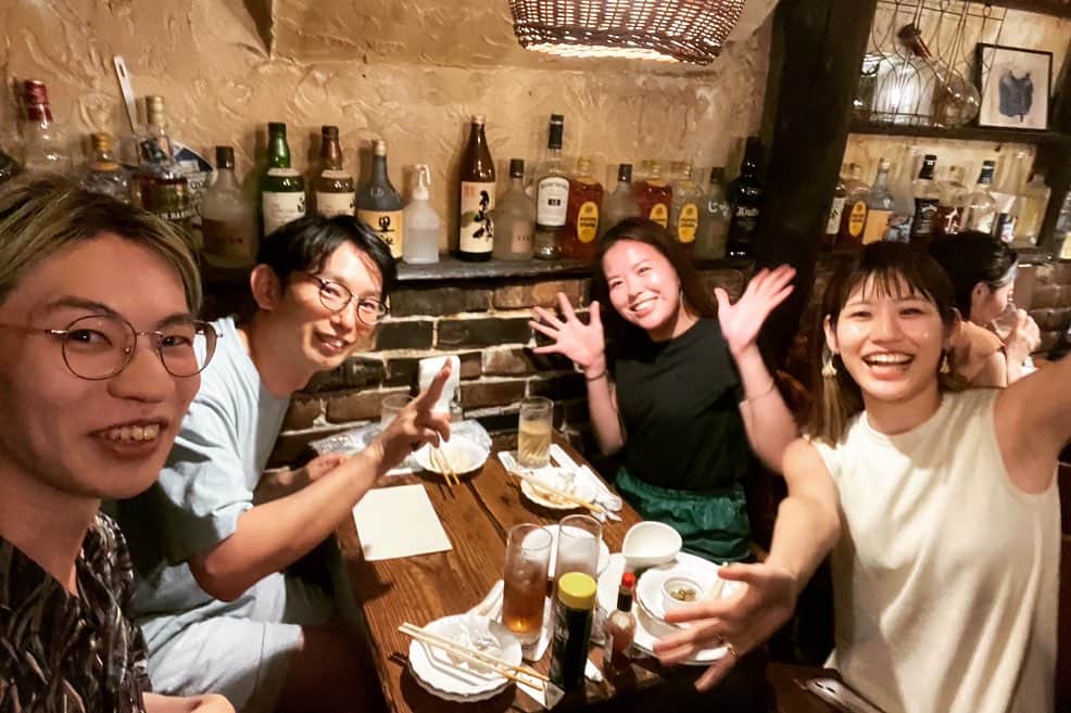 のインスタグラム：「先日、指揮者でありクラシカルDJの水野蒼生さんと、ビオラの世川すみれさん、ヴァイオリンの西原史織との飲みに！  水野さんはラジオがきっかけで知り合い、その水野さんのライブを見に行ったきっかけでお話したお二人。不思議な流れで今回の会が行われました。  普段中々聞くことのない、オーケストラ、クラシックの話が盛りだくさん！ ていうか知らなかった事がこんなにあるのかっていうくらい。ずっと興味深々。 楽器の値段の違うとそこまで音違うの？とか なんかインタビューみたいにどんどん聞いてしまってました。途中映画の話とか脱線もまた面白くて、皆さんが大好きになってしまった。  こういう事をもっとラジオでもライブでも、なんなら学校でやってほしいなとつくづく思う会いつかイベントにしたいくらい。  今度はもうちょっと人数増やして話すのも面白いなとなってます。最終的にフルオケでトークライブが目標です。いや、わかんないけど！」