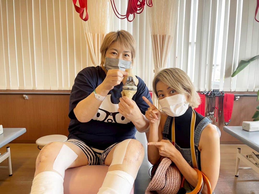 堀田祐美子のインスタグラム：「トレーナーnawoさんがリハビリを見に来てくれました。  退院したらお世話になります！！  私が手に持っているのが膝の人工関節。  銀と白の所が膝に埋め込まれています。  @nawo04   @yumiko_hotta  @t_hearts2020  #堀田祐美子 #yumikohotta  #prowrestling  #プロレス #womansprowrestling  #女子プロレス  #hearts82 #thearts  #膝人工関節 #リハビリ」