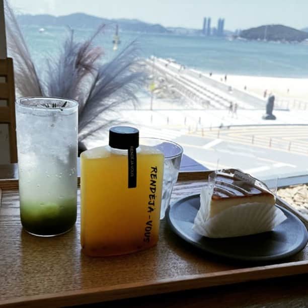JR九州高速船株式会社のインスタグラム：「[日本語] [한국어] 釜山・海雲台（ヘウンデ）ラン・デジャヴ 랑데자뷰  今日は、海雲台のオーシャンビューを楽しめるカフェを紹介します。 このカフェは全国展開していますが、中でも海雲台店は素敵なビーチを一望できることで大人気です。 海を背にした撮影スポットもありますので、思い出の一枚をどうぞ！  해운대의 바다를 바라보며 잠시 쉬어갈 수 있는 카페를 소개합니다. 각 층마다 특색있는 분위기, 바다를 배경으로 한 포토존이 인상적인 곳입니다.  【住所・주소】 부산 해운대구 달맞이길62번가길 23 3~6층 23 Dalmaji-gil 62beonga-gil, Haeundae, Busan, South Korea  【営業時間】 09：30～23：20  プサンの魅力を、動画で伝えるメディア「BBB!」でも紹介中！ https://bbb-busan.com/spot/144  ✨8月分の抽選を行いました✨ 当選者の方にはDMをお送りしています。おめでとうございます。👏 来月以降のキャンペーンについては、近日中に発表予定です。お楽しみに！  #クイーンビートル #QUEENBEETLE #퀸비틀 #韓国旅行 #韓国 #釜山旅行 #釜山 #プサン #海雲台 #ヘウンデ #カフェ #韓国カフェ #釜山カフェ #海雲台カフェ #korea #busan #한국 #부산 #부산여행 #한국여행 #해운대 #해운대카페 #랑데자뷰 #오션뷰카페 #韓国好きな人と繋がりたい #jr九州高速船」