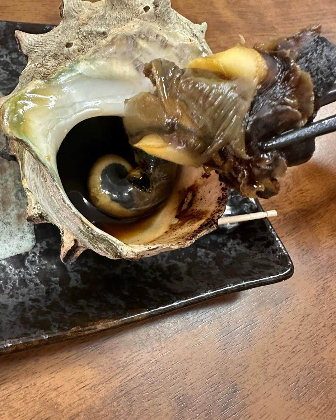 倉本康子さんのインスタグラム写真 - (倉本康子Instagram)「★ 〜ヤッコの酒旅〜 「中西食堂」@福岡県　志賀島(しかのしま)  博多から高速艇で30分(車でも行ける)の志賀島(しかのしま)。 国宝の金印が出土したところとしても知られていますが、もう一つ名物「さざえ丼」があるよ、と聞いたら行ってみたくなり、志賀島へ。  高速艇を降り3分程歩いた住宅街の中に「中西食堂」がありました。  早めに着いていたので、並ぶこともなくお店へ。  中西食堂を守っているのは地元の方でしょうか、お姉さん達数名がいらして、皆さん明るい！優しい！笑顔！  さざえ丼前に、さざえを1ついただき、ビールを頼むと、お通しとして肝がついてきました🤩そりゃぁもぅ美味なわけです！  焼きさざえは、肝の先端まで綺麗に取れる！(ようにしてくれているのかな？) そして、なんちゅうおいしさよ！ 口中旨味の大洪水でした！！！ プリプリリプリプ🤩 「スープも美味しいから飲んでみてね」とお姉さんのご提言でスープも飲み干しました🤩  そして名物さざえ丼！(ちょいケチって、並にしたけど、さざえ特盛バージョンもあるようでしたよ！) さざえがふんだん！卵の半熟具合も最高！ なかなか食べれるものじゃないですよね。  お店は確か50年以上と伺いました。 長きに渡り、みんなを喜ばせてきているんだから、すごいです！ お店のお姉さん達の感じの良いこと！ お忙しいのに、すごいです！  さざえ丼を食べる為だけに志賀島に渡る価値あり！ 少し足を伸ばせば、パワーを感じる志賀島神社もありますよ！  NO ALCOHOL, NO LIFE !!  #ヤッコの酒旅 #noalcholnolife #世界酒場遺産 #酒場 #居酒屋 #中西食堂 #さざえ丼 #志賀島 #しかのしま #shikanoshima #福岡 #fukuoka #バー #酒旅 #倉本康子 #かんぱいでーす #乾杯でーす #やっこ持ち #ヤッコ持ち #アラフィフファッション #アラフォーファッション #ootd #カジュアルコーデ #fashion #fashioncordinate #izakaya #beer #私が決めた世界酒場遺産 #幸せにした人数 #幸せにした時間」8月30日 9時57分 - yasuko_kuramoto_yakko