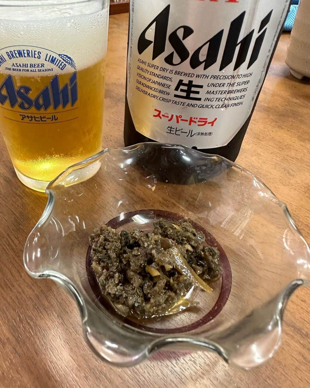 倉本康子さんのインスタグラム写真 - (倉本康子Instagram)「★ 〜ヤッコの酒旅〜 「中西食堂」@福岡県　志賀島(しかのしま)  博多から高速艇で30分(車でも行ける)の志賀島(しかのしま)。 国宝の金印が出土したところとしても知られていますが、もう一つ名物「さざえ丼」があるよ、と聞いたら行ってみたくなり、志賀島へ。  高速艇を降り3分程歩いた住宅街の中に「中西食堂」がありました。  早めに着いていたので、並ぶこともなくお店へ。  中西食堂を守っているのは地元の方でしょうか、お姉さん達数名がいらして、皆さん明るい！優しい！笑顔！  さざえ丼前に、さざえを1ついただき、ビールを頼むと、お通しとして肝がついてきました🤩そりゃぁもぅ美味なわけです！  焼きさざえは、肝の先端まで綺麗に取れる！(ようにしてくれているのかな？) そして、なんちゅうおいしさよ！ 口中旨味の大洪水でした！！！ プリプリリプリプ🤩 「スープも美味しいから飲んでみてね」とお姉さんのご提言でスープも飲み干しました🤩  そして名物さざえ丼！(ちょいケチって、並にしたけど、さざえ特盛バージョンもあるようでしたよ！) さざえがふんだん！卵の半熟具合も最高！ なかなか食べれるものじゃないですよね。  お店は確か50年以上と伺いました。 長きに渡り、みんなを喜ばせてきているんだから、すごいです！ お店のお姉さん達の感じの良いこと！ お忙しいのに、すごいです！  さざえ丼を食べる為だけに志賀島に渡る価値あり！ 少し足を伸ばせば、パワーを感じる志賀島神社もありますよ！  NO ALCOHOL, NO LIFE !!  #ヤッコの酒旅 #noalcholnolife #世界酒場遺産 #酒場 #居酒屋 #中西食堂 #さざえ丼 #志賀島 #しかのしま #shikanoshima #福岡 #fukuoka #バー #酒旅 #倉本康子 #かんぱいでーす #乾杯でーす #やっこ持ち #ヤッコ持ち #アラフィフファッション #アラフォーファッション #ootd #カジュアルコーデ #fashion #fashioncordinate #izakaya #beer #私が決めた世界酒場遺産 #幸せにした人数 #幸せにした時間」8月30日 9時57分 - yasuko_kuramoto_yakko