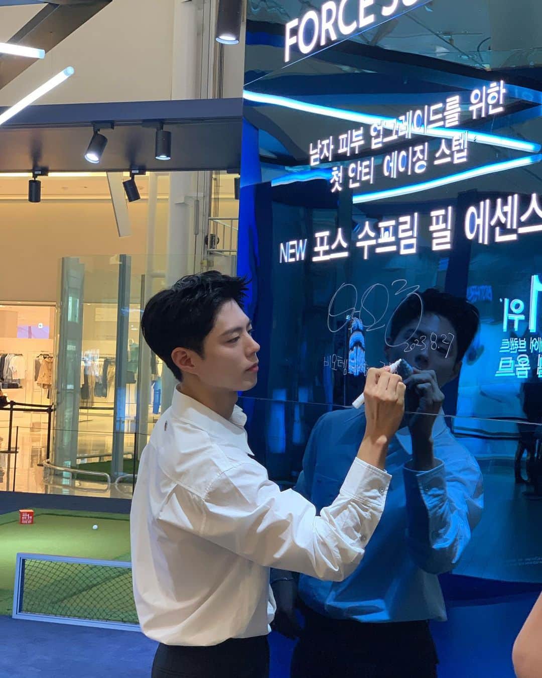 パク・ボゴムさんのインスタグラム写真 - (パク・ボゴムInstagram)「time to UPGRADE your skin with #BIOTHERM  #비오템옴므 #포스수프림」8月30日 10時00分 - bogummy