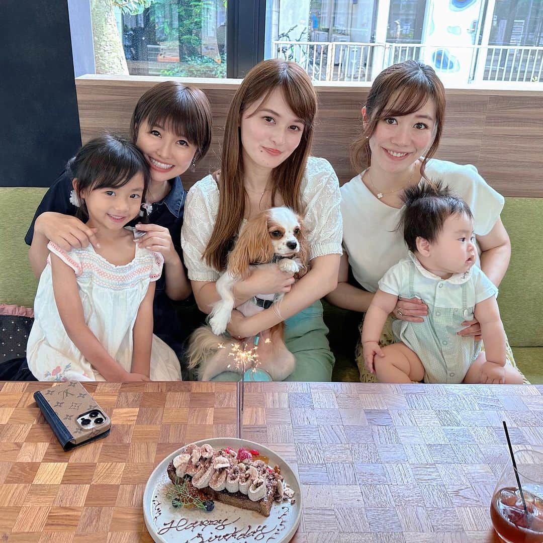 綾瀬羽乃(あーは)さんのインスタグラム写真 - (綾瀬羽乃(あーは)Instagram)「(((右に何があるの🐶👶？？))) 集合写真も上手になってきました♡  わんこ&ベビー&キッズと 美味しい料理🍝癒しでしかない会🤤👍✨✨  @evergreen_cafe_ebisu は、お犬さまもベビーカーも店内OKなので、暑い日でも涼しく過ごせるよ〜♪  ガーデンプレイスへ向かう歩く歩道から行くと暑いお外時間が少なくて済む🙆‍♀️  カチョエペペ🍝美味しくてぺろり チーズと胡椒のパスタ！ カチョエペペ！！！！覚えた！！  ちゃおりhappy birthday💋 なんやかんやで #アラサーの会 定期的に会える喜びです🤤❤️  今日もあなたにはっぴーあれ🫶  #ランチ #エビージョ#女子会#女子会ランチ #ベビーカーokカフェ #恵比寿 #恵比寿ランチ #恵比寿グルメ #恵比寿カフェ #恵比寿犬連れok #恵比寿犬okカフェ#パスタランチ#子連れランチ#子連れカフェ」8月30日 10時02分 - ayasehano