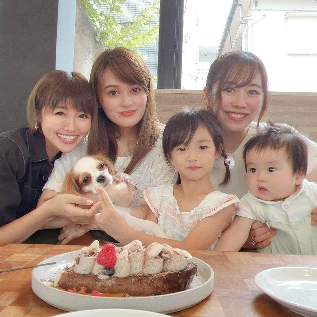 綾瀬羽乃(あーは)さんのインスタグラム写真 - (綾瀬羽乃(あーは)Instagram)「(((右に何があるの🐶👶？？))) 集合写真も上手になってきました♡  わんこ&ベビー&キッズと 美味しい料理🍝癒しでしかない会🤤👍✨✨  @evergreen_cafe_ebisu は、お犬さまもベビーカーも店内OKなので、暑い日でも涼しく過ごせるよ〜♪  ガーデンプレイスへ向かう歩く歩道から行くと暑いお外時間が少なくて済む🙆‍♀️  カチョエペペ🍝美味しくてぺろり チーズと胡椒のパスタ！ カチョエペペ！！！！覚えた！！  ちゃおりhappy birthday💋 なんやかんやで #アラサーの会 定期的に会える喜びです🤤❤️  今日もあなたにはっぴーあれ🫶  #ランチ #エビージョ#女子会#女子会ランチ #ベビーカーokカフェ #恵比寿 #恵比寿ランチ #恵比寿グルメ #恵比寿カフェ #恵比寿犬連れok #恵比寿犬okカフェ#パスタランチ#子連れランチ#子連れカフェ」8月30日 10時02分 - ayasehano