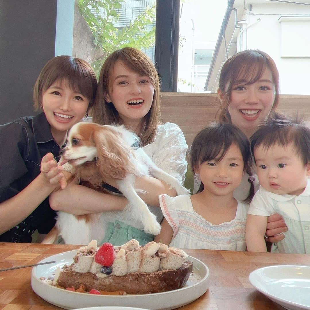 綾瀬羽乃(あーは)さんのインスタグラム写真 - (綾瀬羽乃(あーは)Instagram)「(((右に何があるの🐶👶？？))) 集合写真も上手になってきました♡  わんこ&ベビー&キッズと 美味しい料理🍝癒しでしかない会🤤👍✨✨  @evergreen_cafe_ebisu は、お犬さまもベビーカーも店内OKなので、暑い日でも涼しく過ごせるよ〜♪  ガーデンプレイスへ向かう歩く歩道から行くと暑いお外時間が少なくて済む🙆‍♀️  カチョエペペ🍝美味しくてぺろり チーズと胡椒のパスタ！ カチョエペペ！！！！覚えた！！  ちゃおりhappy birthday💋 なんやかんやで #アラサーの会 定期的に会える喜びです🤤❤️  今日もあなたにはっぴーあれ🫶  #ランチ #エビージョ#女子会#女子会ランチ #ベビーカーokカフェ #恵比寿 #恵比寿ランチ #恵比寿グルメ #恵比寿カフェ #恵比寿犬連れok #恵比寿犬okカフェ#パスタランチ#子連れランチ#子連れカフェ」8月30日 10時02分 - ayasehano