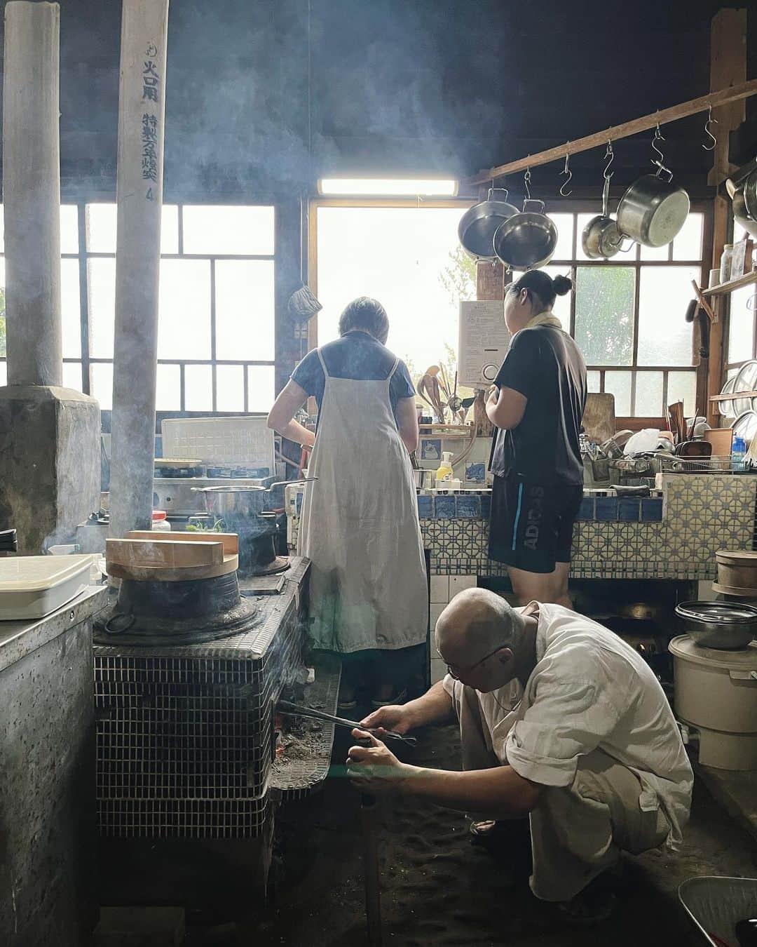 大田由香梨のインスタグラム：「野中家の暮らしの景色🌾  写真家の野中元さんと、 料理家のかるべけいこさんの家に流れる30年の暮らしが作り出した空気は とても美しく、優しく、あたたかい。  そして、自然と共に暮らす強さと、 しなやかさを感じる。  野中さんとの会話は まるで答え合わせのように 未来人が大丈夫だよと 囁いてくれているかのように なんとも楽しい宇宙時間でした。  常に私も「らしく」ありたいものです。  「美しい暮らし」  それは、 誰かが作り出した世界に生きるのではなく。  野中家の様に  しなやかに丁寧に 自分自身の「暮らし」を「世界」を紡ぐ  物語のある暮らしの景色ですね。  この度も大変お世話になりました🥹🙏🏻  いつもありがとうございます☺️🙏🏻✨  #衣食住を紡ぐ物語」