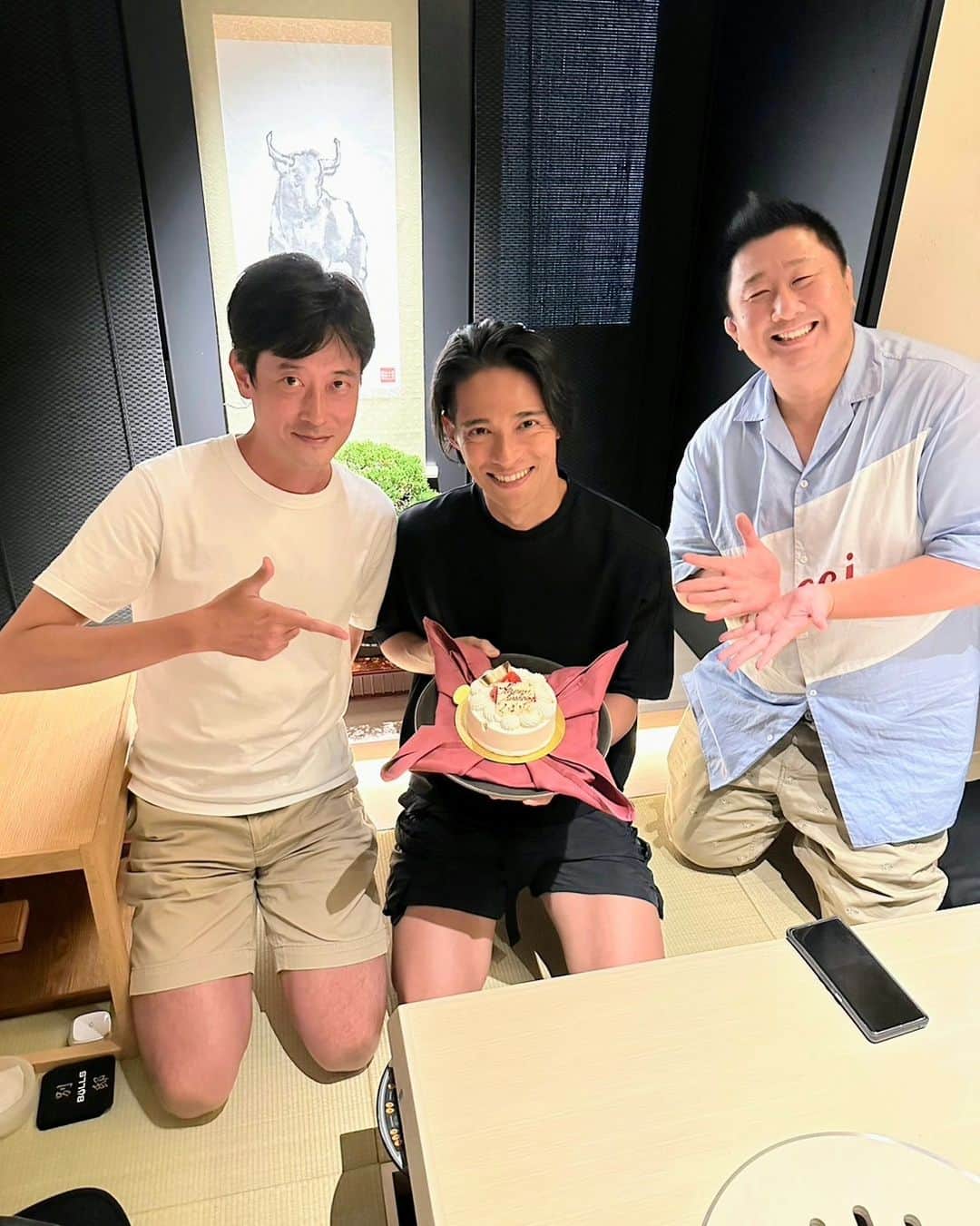 久保裕丈のインスタグラム：「おじさんだらけのバースデー🥸42歳になったおじさんが、細めの44歳のおじさんと、太めの42歳のおじさんにお祝いしてもらったよ！ ケーキを出してくれたのも、おじさん二人で、個室に野太いハッピーバースデーが響き渡ったよ。 #誕生日　#CLAS も#5周年」