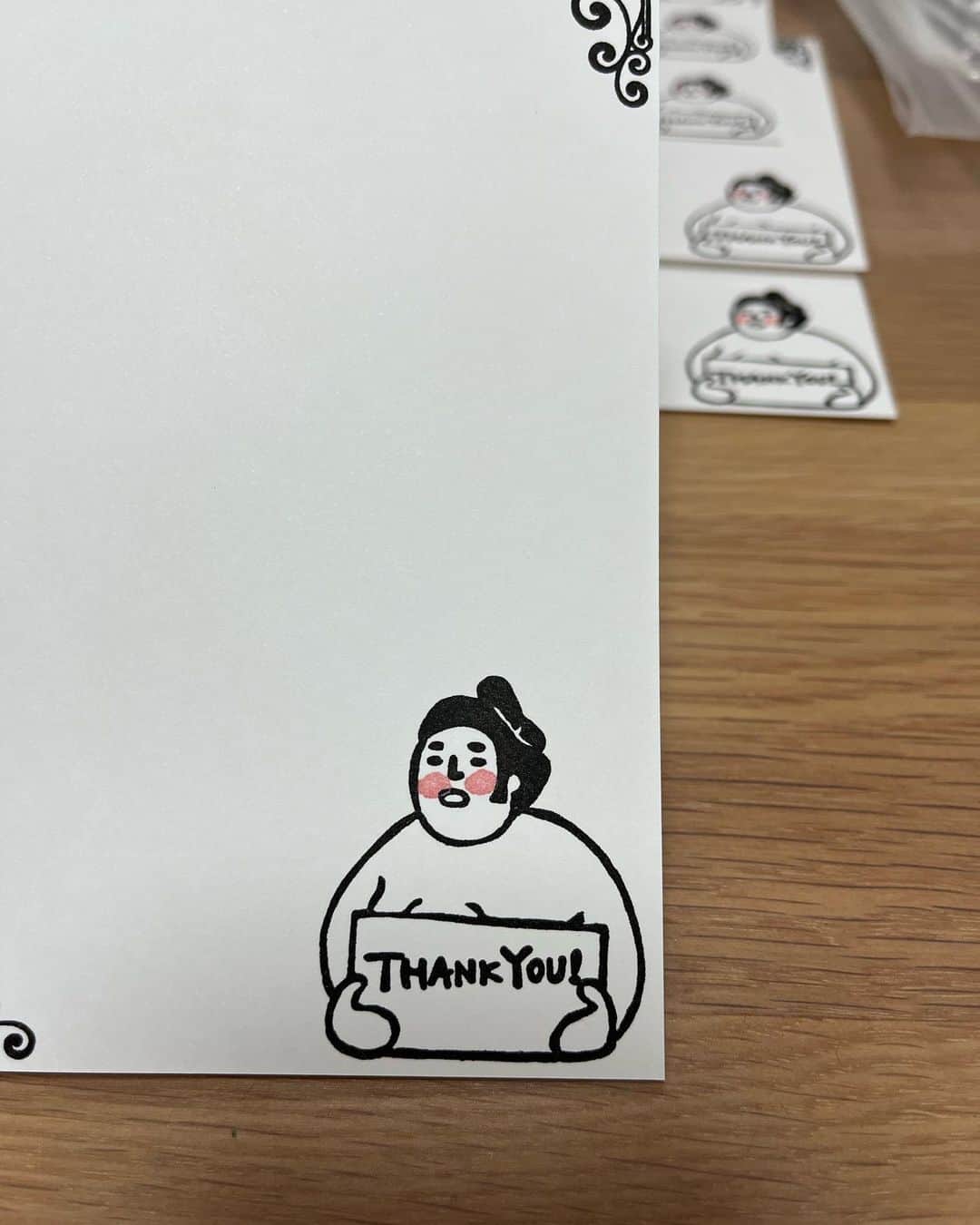 小泉エリのインスタグラム：「お相撲さんのハガキを製作中🤩 ほっぺはどっちがいいかなー 番付発表も終わり、9月場所に向けて私も盛り上がってきました〜☺️ #相撲 #力士ハガキ」