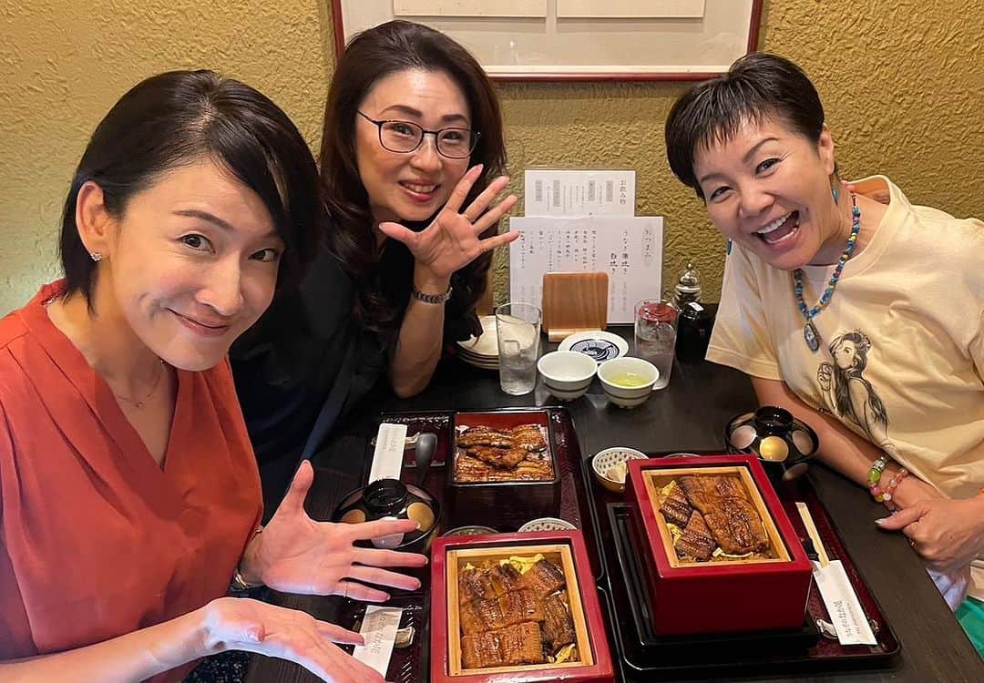 山本華世のインスタグラム：「うなぎ好き女子を連れて『鰻のなか尾』よぉ食べて、よぉ喋ったぁ。ちゃっちゃくちゃらな楽しい時間でしたぁ。 #ちゃっちゃくちゃら #鰻 #うなぎ #うな重 #うなぎのせいろ蒸し  #出会いに感謝」
