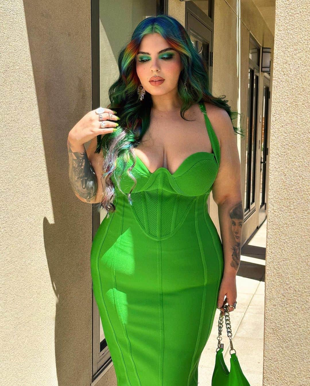 ヤスミナ・ダニエルのインスタグラム：「A green moment to match my hair ☺️💚 dress @FashionNovaCurve」