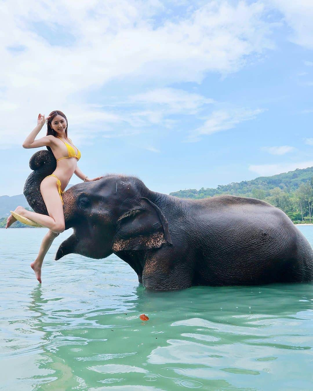 斎藤恭代のインスタグラム：「First trip to Thailand🇹🇭 お利口なゾウさん、鼻に乗せてくれてありがとう❤︎」