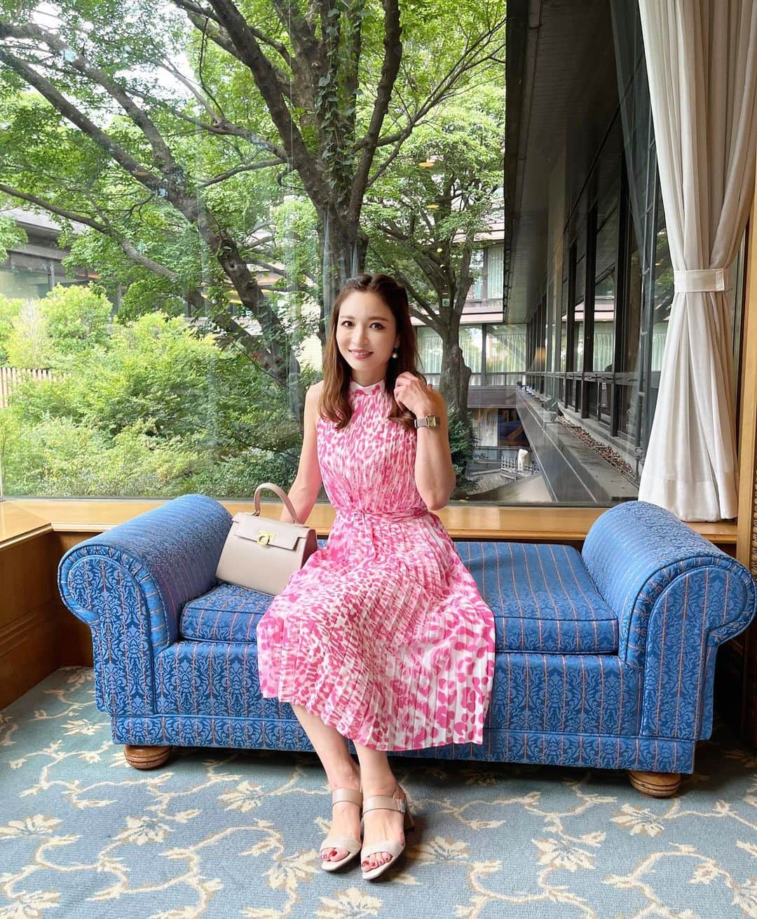 AriizumiEmaのインスタグラム：「まだこの日で引っ張って、すみません🫨ネタが無いのよ。 しかもポーズがワザとらしくて、いやらしい人間な感じですが笑、たまたま髪を直そうとしたら、写っていました笑  DMでご質問頂いたワンピースは、 @shein_japan  です🩷 SHEINの中では少し高めですが、MOTFというシリーズだと、おや？という事が今まで無いので😅、最近はここから選んでいます。このワンピースもMOTFです^ ^ サンダルはおnew👡 ・ #bag @carbotti_bags  #サンダル　@rizraffinee_shoes   ・ #fashion#ootd#codinate#instafashion #コーディネート#アラフォー#アラサー#アラフィフ #大人コーデ #お仕事コーデ  #大人ファッション #大人可愛い #韓国ファッション#綺麗めコーデ#きれいめコーデ#カチューシャ#プチプラコーデ#shein #shein購入品」