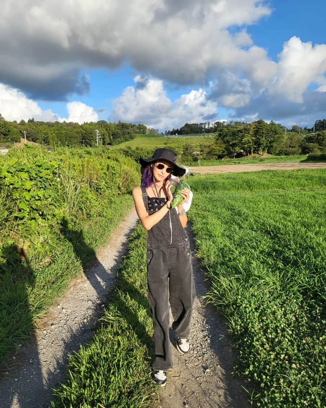 のインスタグラム：「さいこーだった。  ファームツアー♡  自分達の採ったお野菜は 格別に美味しい！  #食べられなかったお野菜も食べれるらしい #ファーム体験 #最高 #夏休みっぽい #髪の毛を自分で染めたの #また怒られるわね #(笑) #パープル 💜」