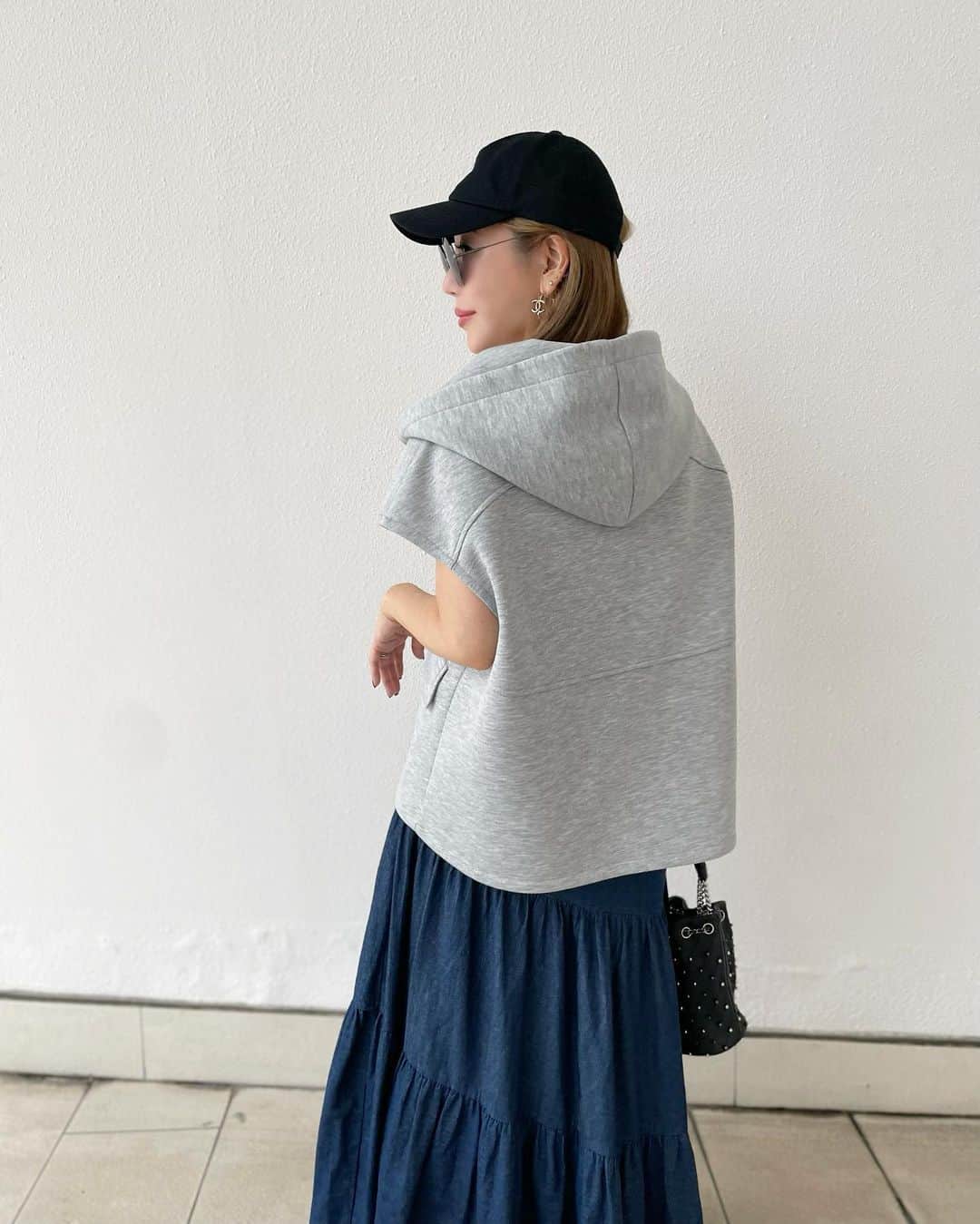 rinのインスタグラム：「⁡ ⁡ ⁡ ⁡ 昨日も着てたけどこのスカート 本当によく着る🫶 ⁡ ⁡ ⁡ ⁡ ⁡ ⁡ ⁡ ⁡ ⁡ ⁡ ⁡ #baybee#glowplus#fashion#coordinate#hiand#chanel#コーデ#ファッション#大人カジュアル#ママコーデ#40代コーデ#40代ファッション#カジュアルコーデ」