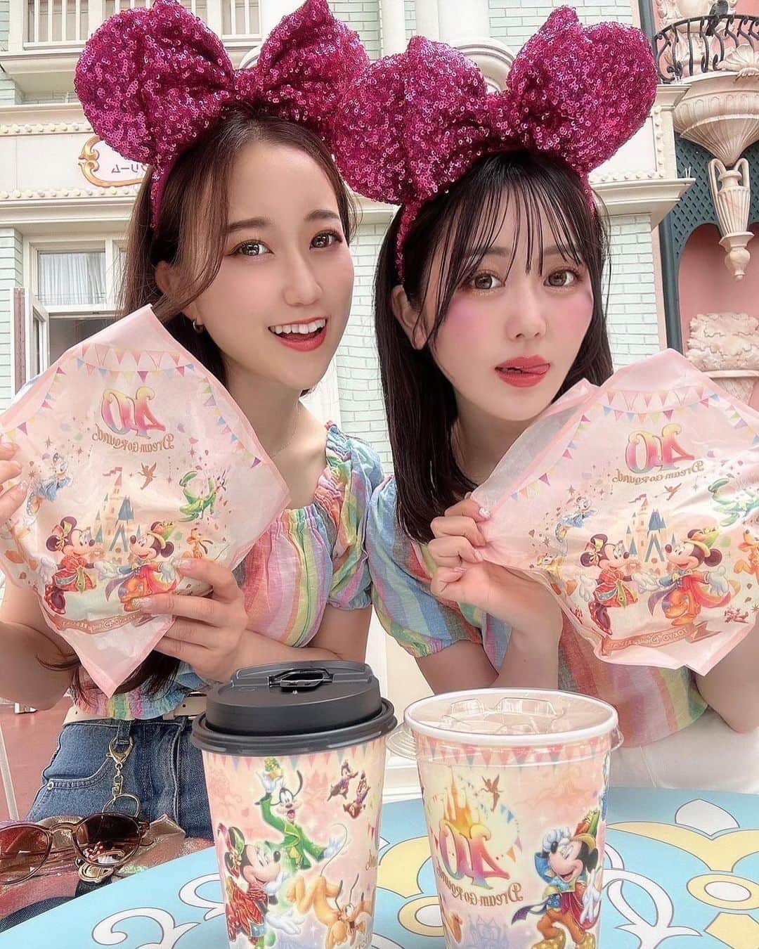 あいりのインスタグラム：「🌈 あかりとdisney👯‍♀️❤️  この40周年のなんとも言えない色合いがツボすぎる🫨♡ 本当にかわいい…🪽  #サロンモデル#撮影依頼受付中#フリーモデル東京#ディズニーコーデ#ディズニーランド#Disney」