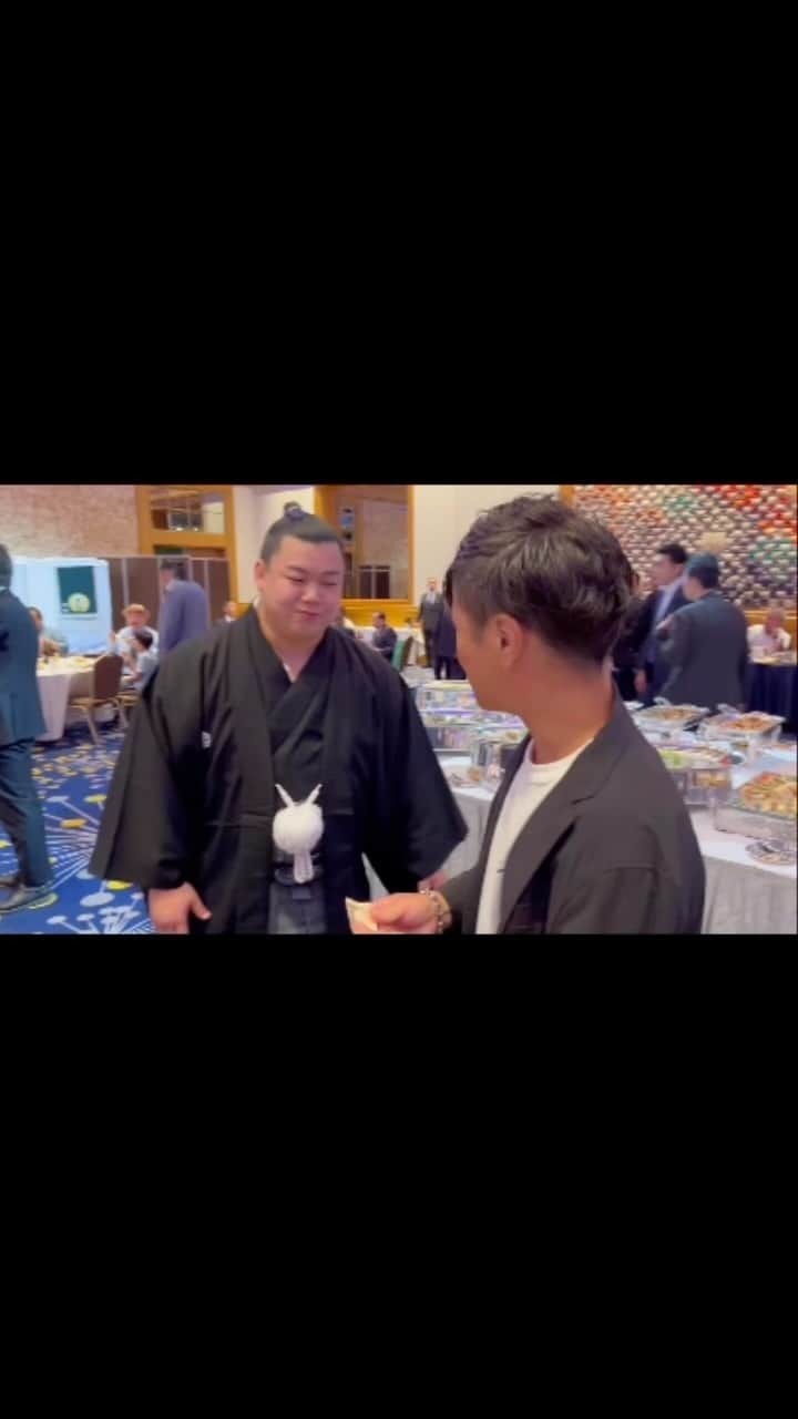 入江慎也のインスタグラム：「力士は髷を結ったら、髷に祝儀を入れて、デコピンをするという儀式？みたいのがある見たいです。 縁起もの見たいです。  輝鵬関が今までは髷を結っていないで、相撲を取っていました。この度初めて髷を結ったので儀式をやらせていただきました。  輝鵬関おめでとう㊗️㊗️㊗️」