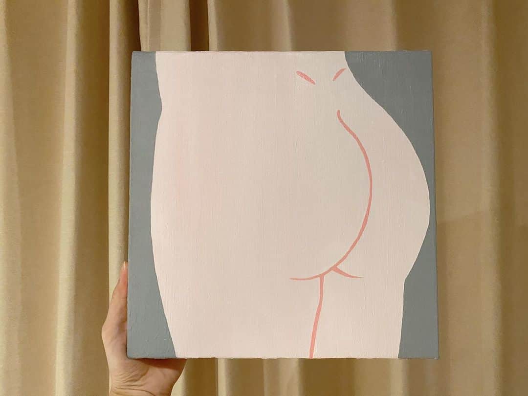 飯窪春菜のインスタグラム：「🍑  新たに大きなおしりを描きました🎨 グレー背景可愛いなあ、大満足🥰  #おしり #bottom #art」
