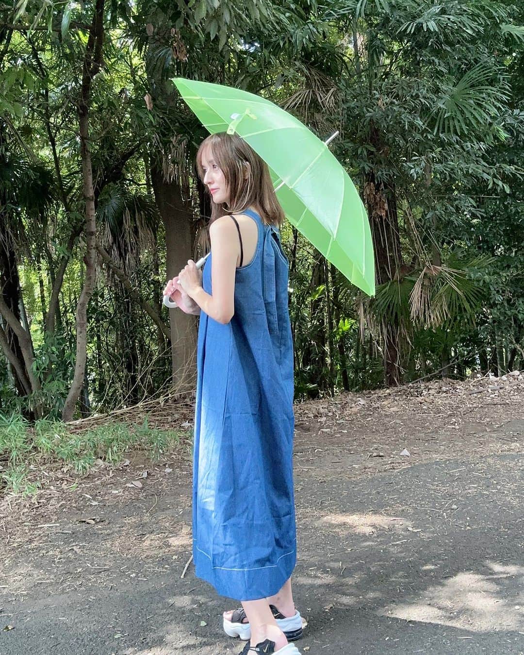 奥山絵里奈さんのインスタグラム写真 - (奥山絵里奈Instagram)「雨の日の傘を新しくしました☂️💛  超軽量の　@estaa_official の傘！  特殊なメッシュのような素材で 軽くて 復元性のある生地なので シワが気にならない！  傘を畳むのが下手なので これは嬉しい💓  カラーバリエーションも豊富で 明るいカラーが多く 雨でじめじめしている時も 明るい気分になれそう💛  子連れなので 軽いのが助かるな✌️  @estaa_official #estaa #傘 #長傘 #折りたたみ傘 #日傘#雨傘#雨の日グッズ #可愛い傘 #軽量傘 #傘 #ママコーデプチプラ #雨の日コーデ」8月30日 11時02分 - erinaokuyama