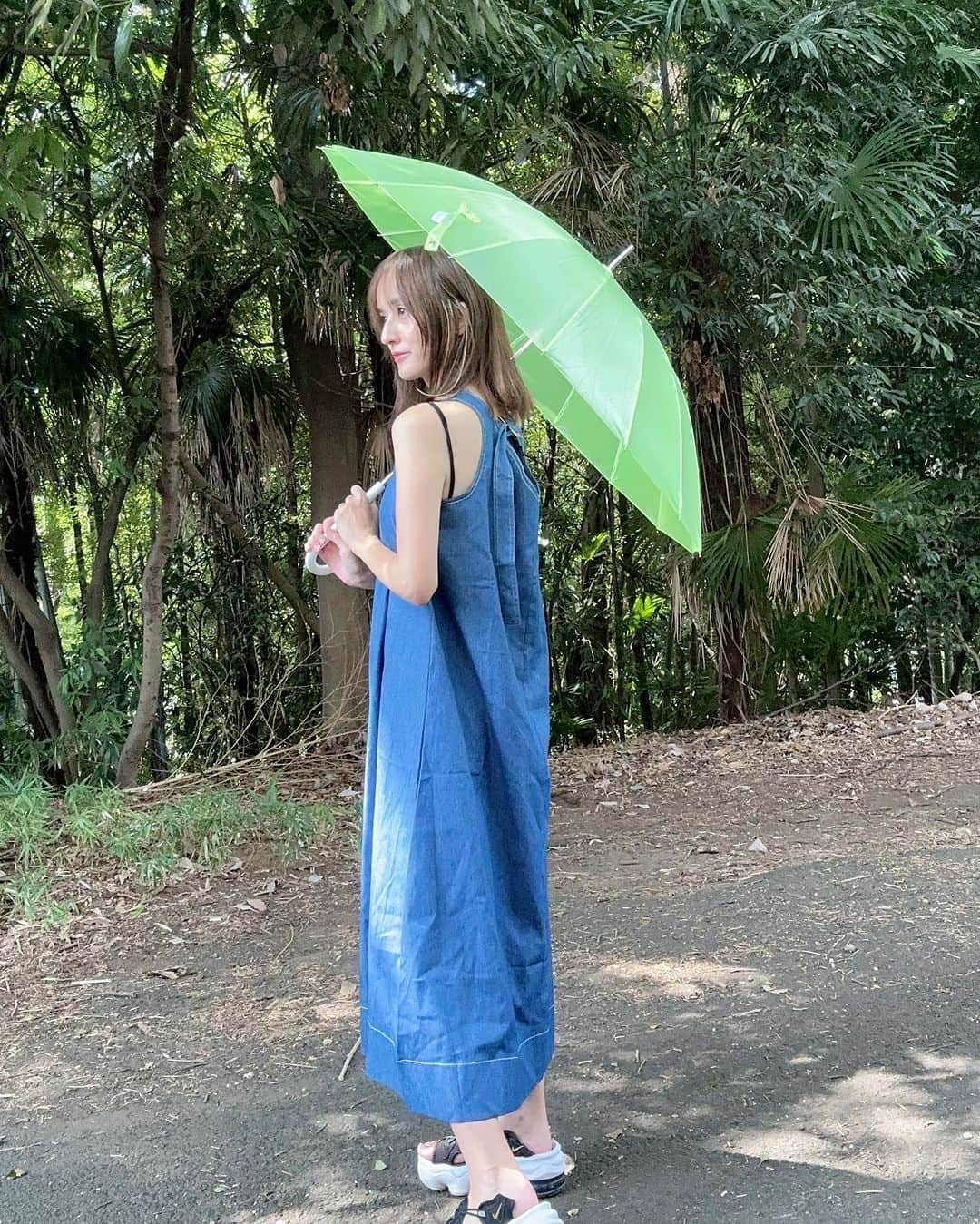 のインスタグラム：「雨の日の傘を新しくしました☂️💛  超軽量の　@estaa_official の傘！  特殊なメッシュのような素材で 軽くて 復元性のある生地なので シワが気にならない！  傘を畳むのが下手なので これは嬉しい💓  カラーバリエーションも豊富で 明るいカラーが多く 雨でじめじめしている時も 明るい気分になれそう💛  子連れなので 軽いのが助かるな✌️  @estaa_official #estaa #傘 #長傘 #折りたたみ傘 #日傘#雨傘#雨の日グッズ #可愛い傘 #軽量傘 #傘 #ママコーデプチプラ #雨の日コーデ」