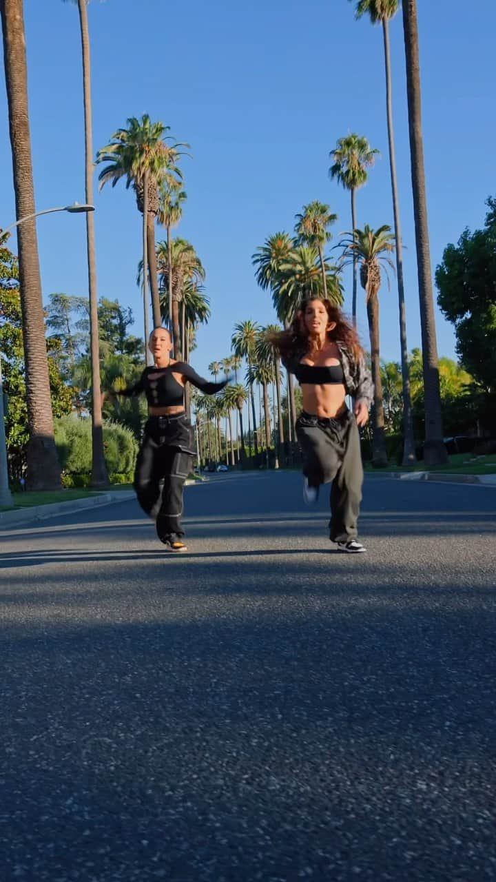 メリッサ・モリナロのインスタグラム：「" I look fly. I look good. " Song by my girl @victoriamonet you know @sheelaawe had to hit these steps Killed that choreo @itsbankhead」