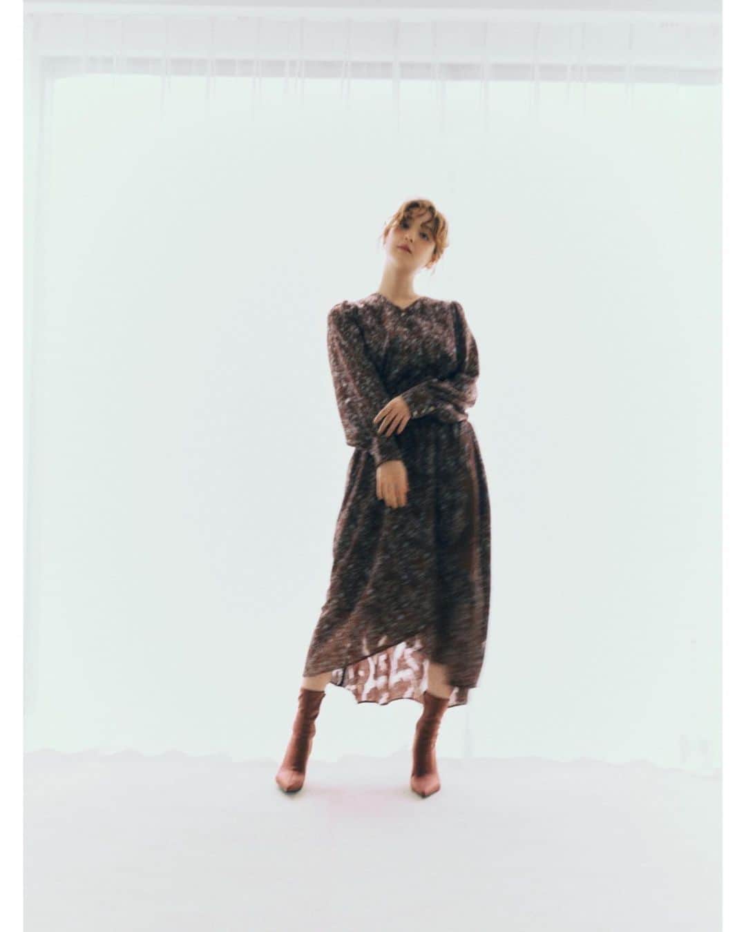 佐々木希さんのインスタグラム写真 - (佐々木希Instagram)「ワンピースの生地、 程よく透けていて👍♡  【Chiffon Cut Print One-piece】 ✔iNtimitéで人気のある立体的な表面感のシフォンカットジャカード素材です。 ✔透け感のあるシフォンジョーゼットをベースに、ジャカード織り機で表情を持たせ、上品で繊細な単色の花柄をプリントしました。 ✔女性らしい抜け感を表現する為に、ウエストから下は透け感のある素材を重ねて動きのある表情を表現しました。 ✔身頃には裏地が付いていますが、袖部分は透け感を楽しんでいただくため、裏地は付いていません。 ✔透け感のある素材は暑さの残る9月から秋深くるなる季節まで長く着用頂けるワンピースです。 ✔SとMは、幅は変わらず、丈だけが変わるサイズ変化になります。  【Seams Zip Hoodie】 ✔ベーシックなアイテムにポイントとなるように切り替えを入れ、デザインを施したジップパーカー。 ✔フード部分はしっかり立つようにスタンド型のフードです。 ✔ベーシックな素材で長年愛用できるアイテムです。  #iNtimite」8月30日 11時02分 - nozomisasaki_official